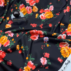 0,6m Sidensatin svart m buketter