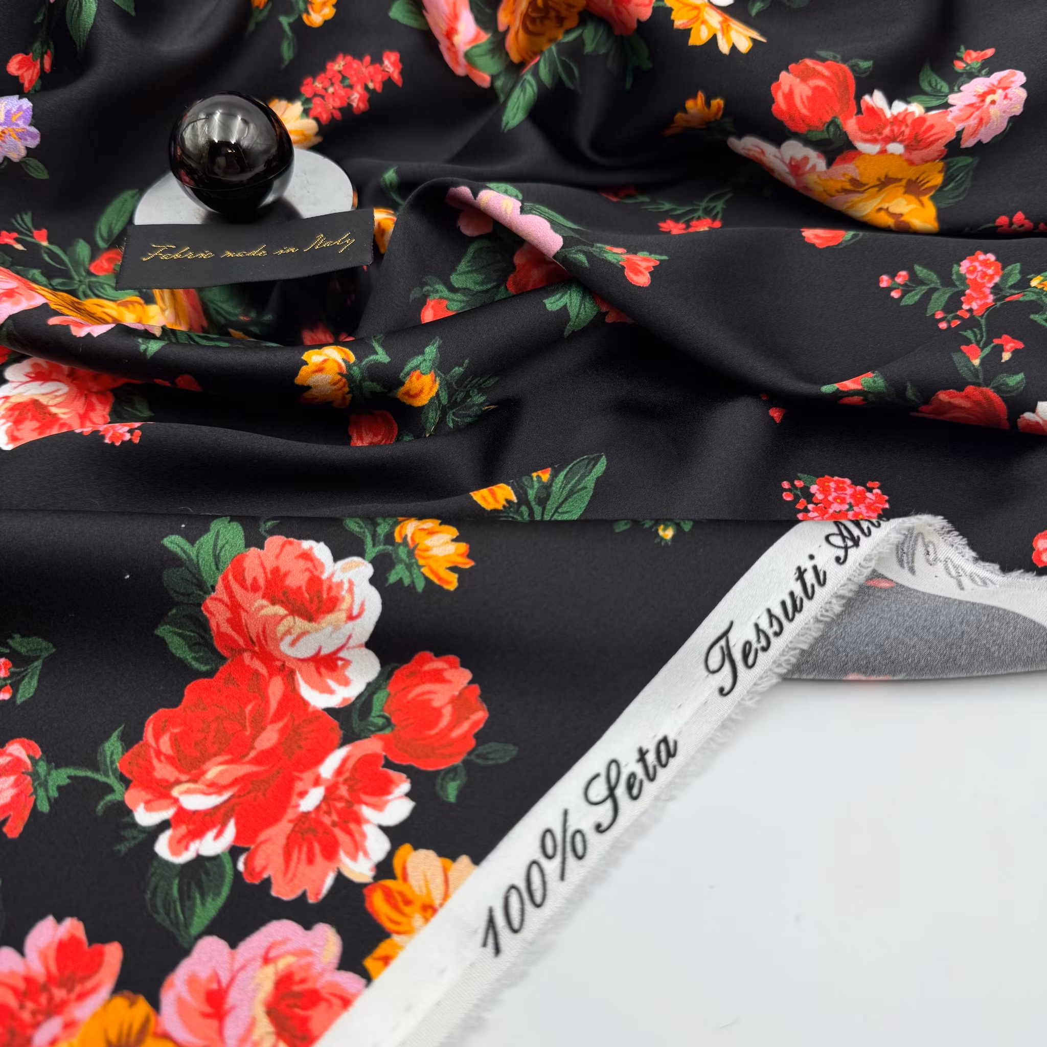 0,6m Sidensatin svart m buketter