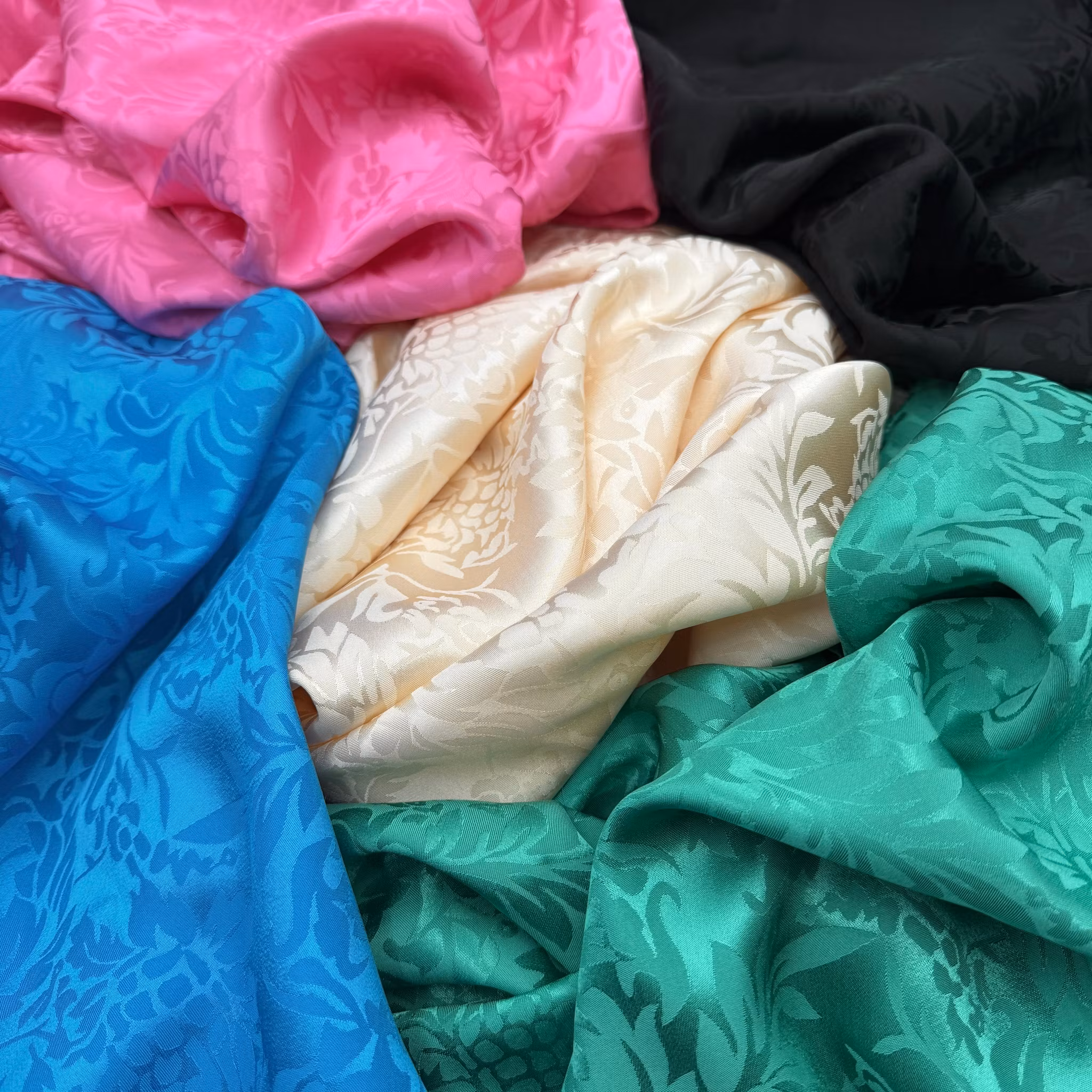 Viskosjaquard gräddvit