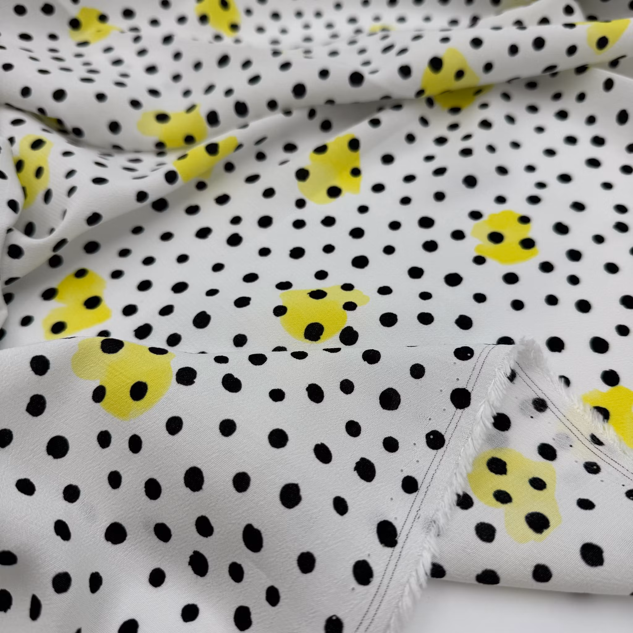 2m Viskoscrêpe vit prickig gula hjärtan Hugo B