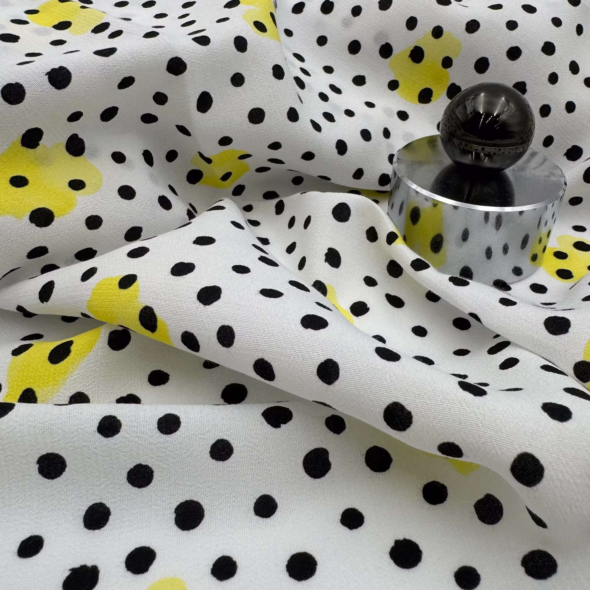 2m Viskoscrêpe vit prickig gula hjärtan Hugo B