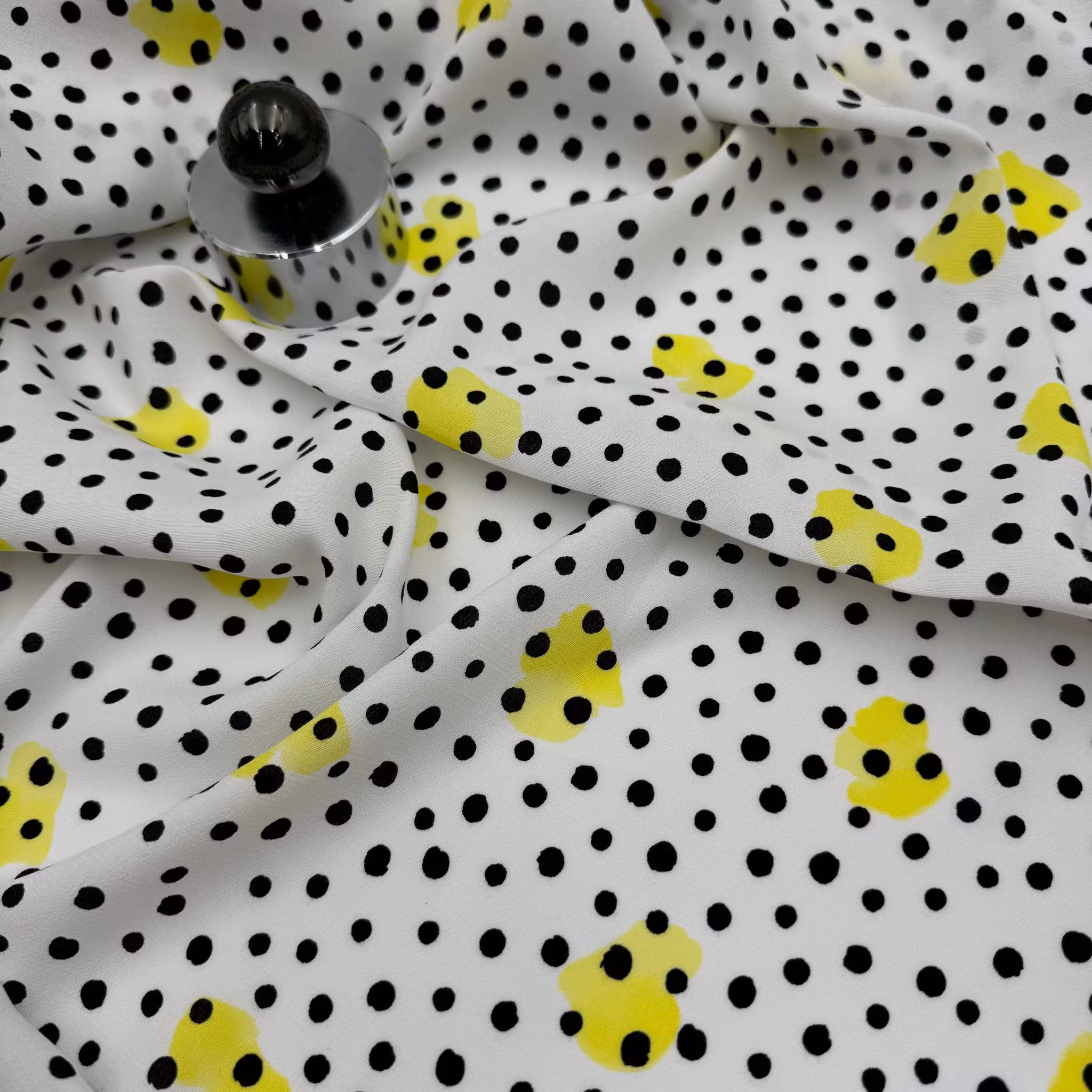 2m Viskoscrêpe vit prickig gula hjärtan Hugo B