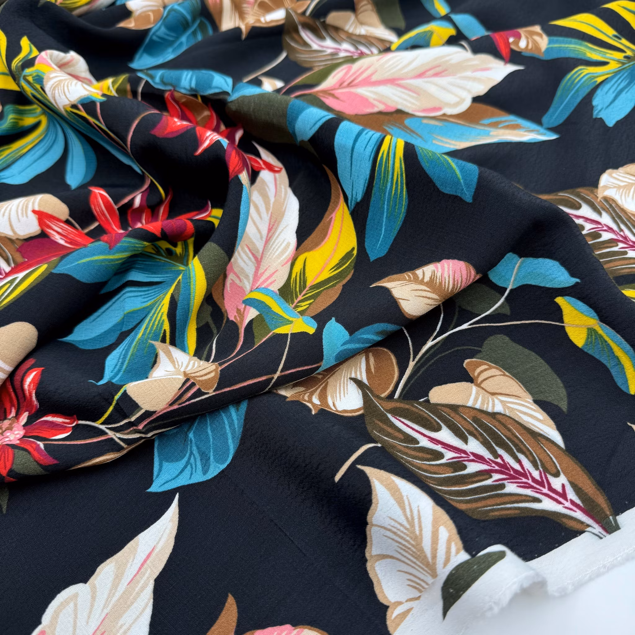 1,5m Viskoscrêpe svart hawaii