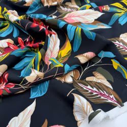 1,5m Viskoscrêpe svart hawaii