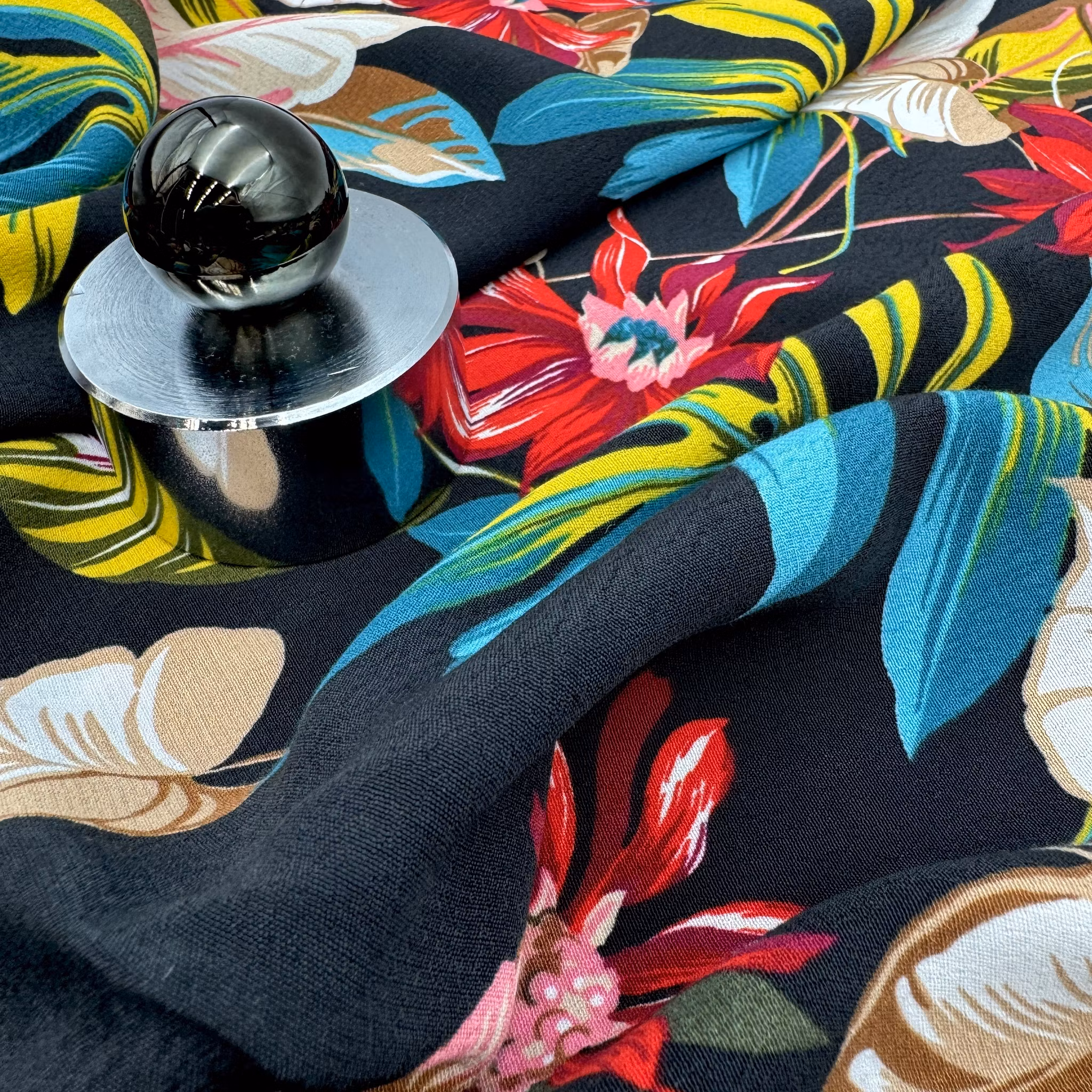 1,5m Viskoscrêpe svart hawaii