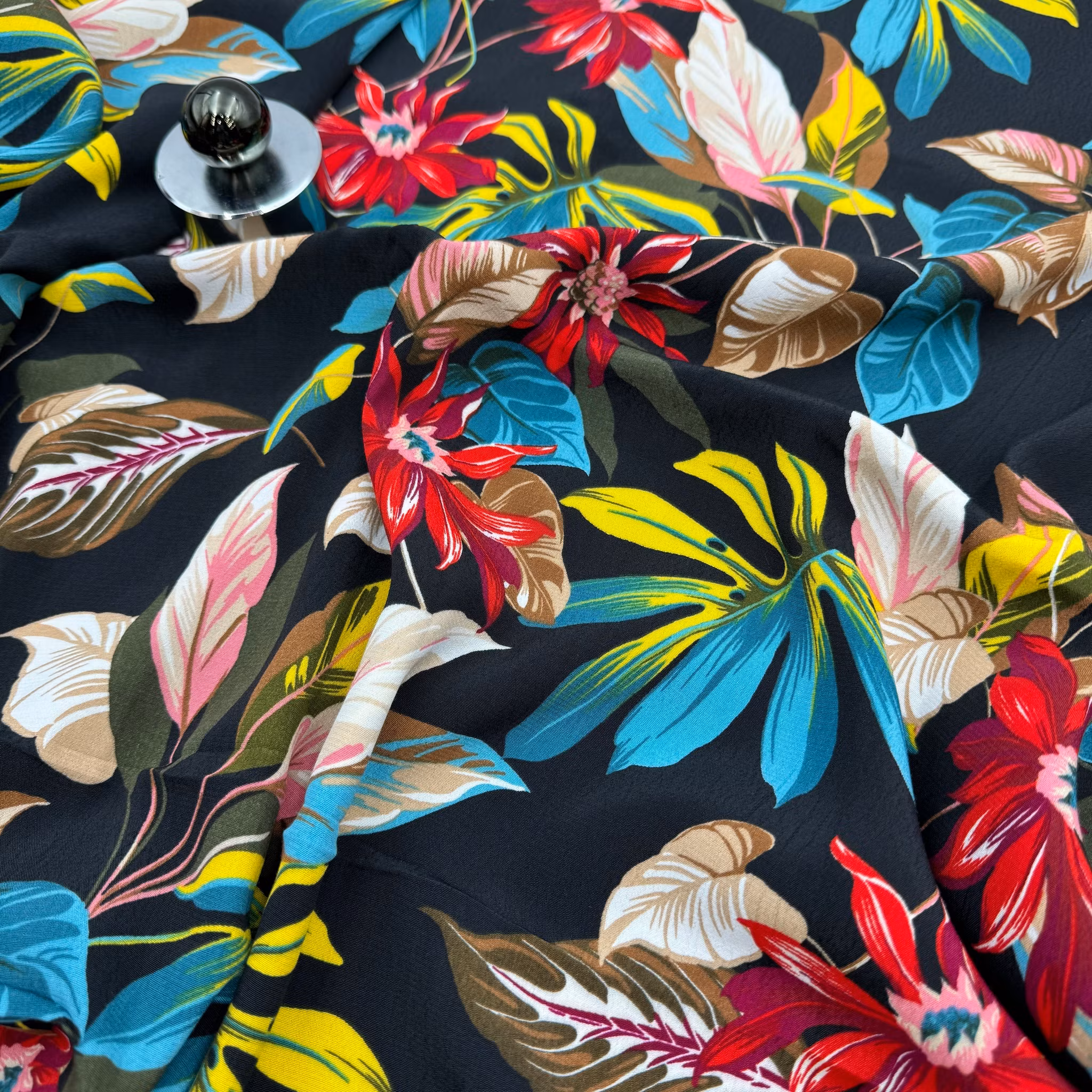 1,5m Viskoscrêpe svart hawaii