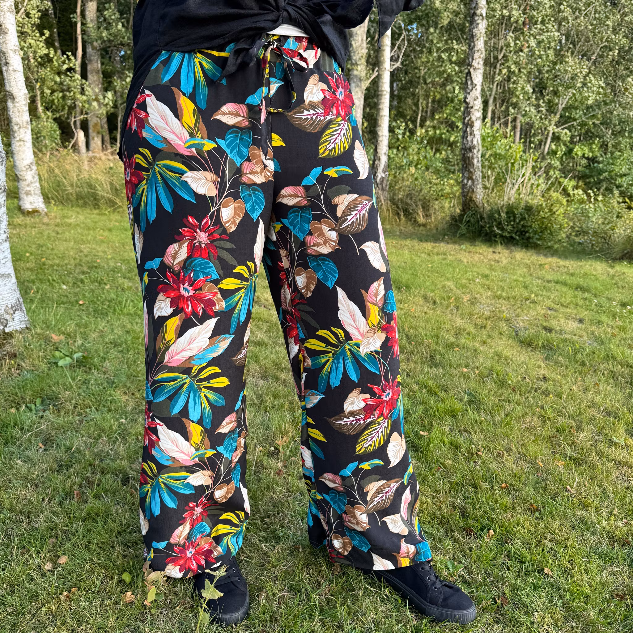 1,5m Viskoscrêpe svart hawaii