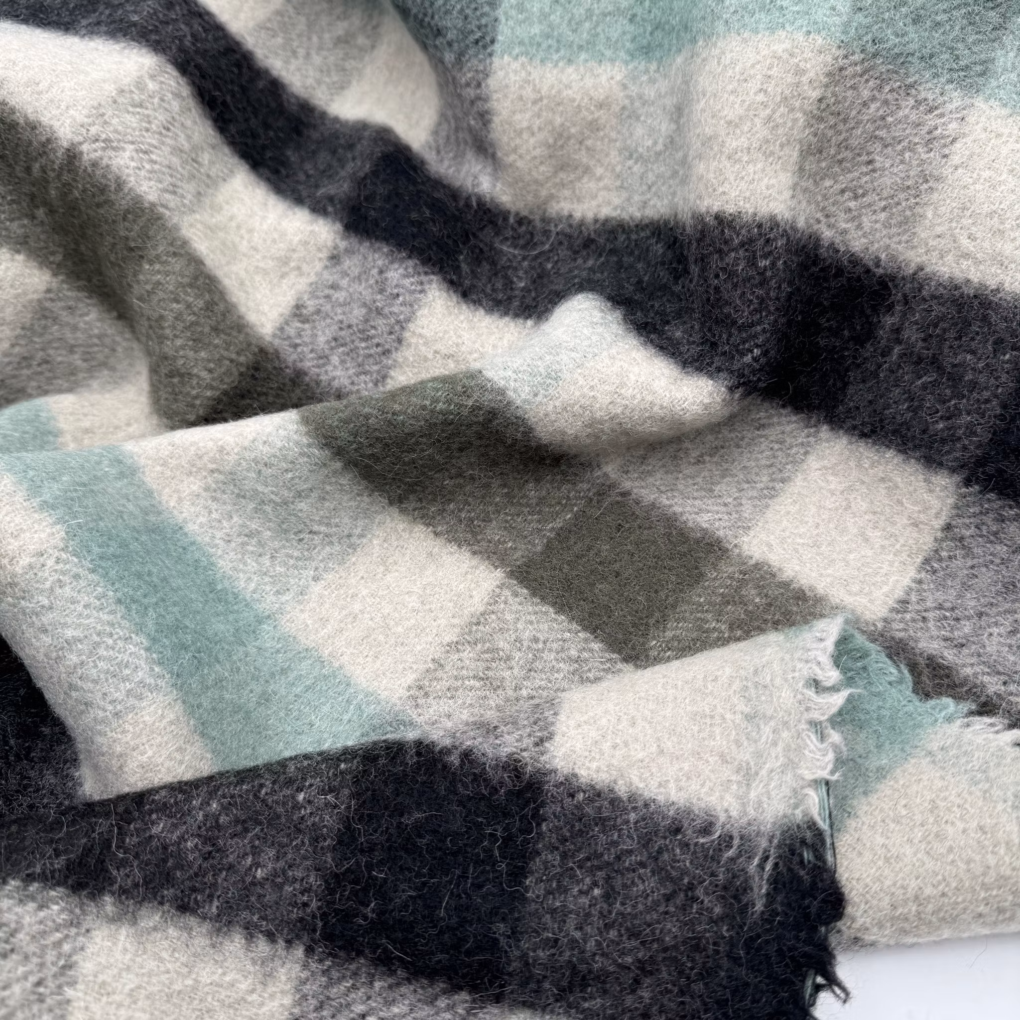 1,7m Kappull grön/turkos/svart fluffig