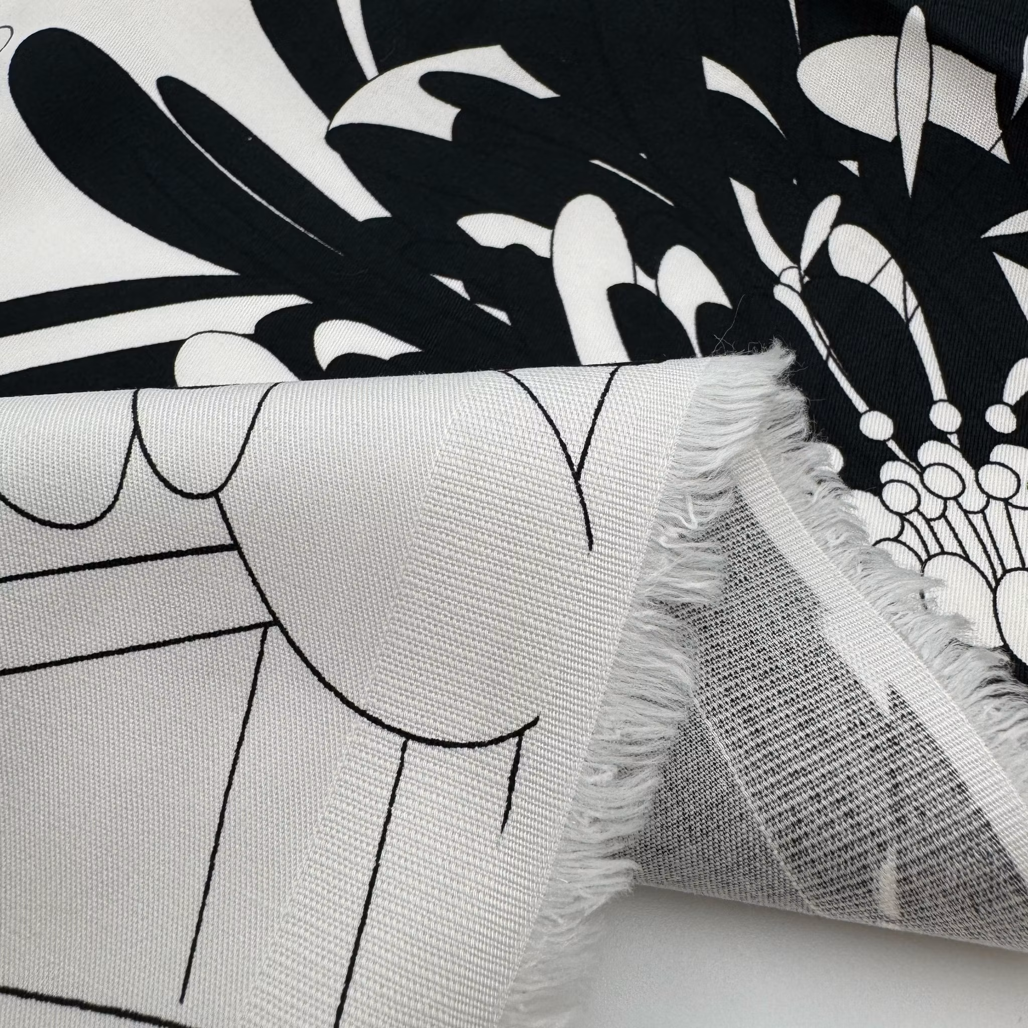 2,8m Bomull/elstan vit m svarta blommor