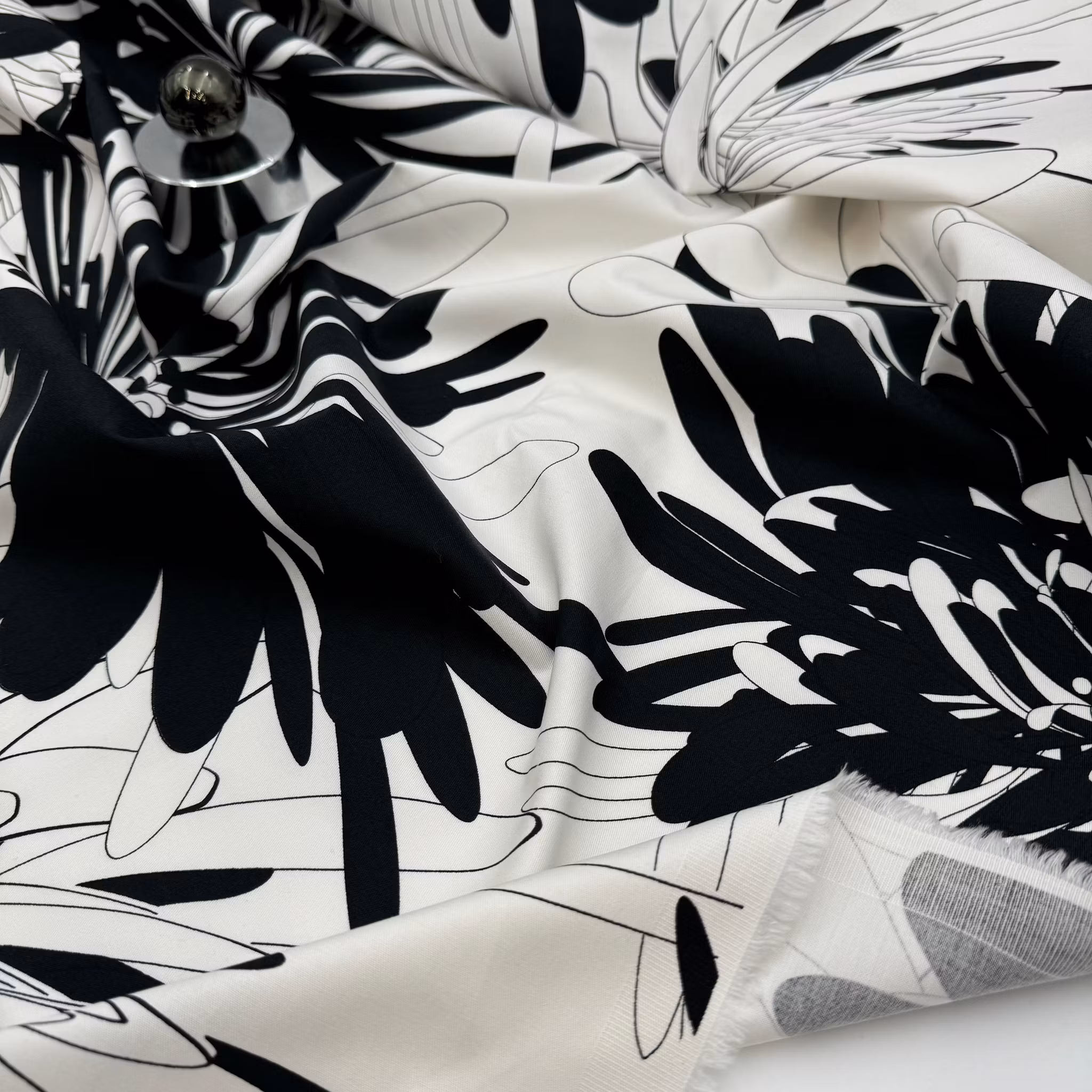 2,8m Bomull/elstan vit m svarta blommor