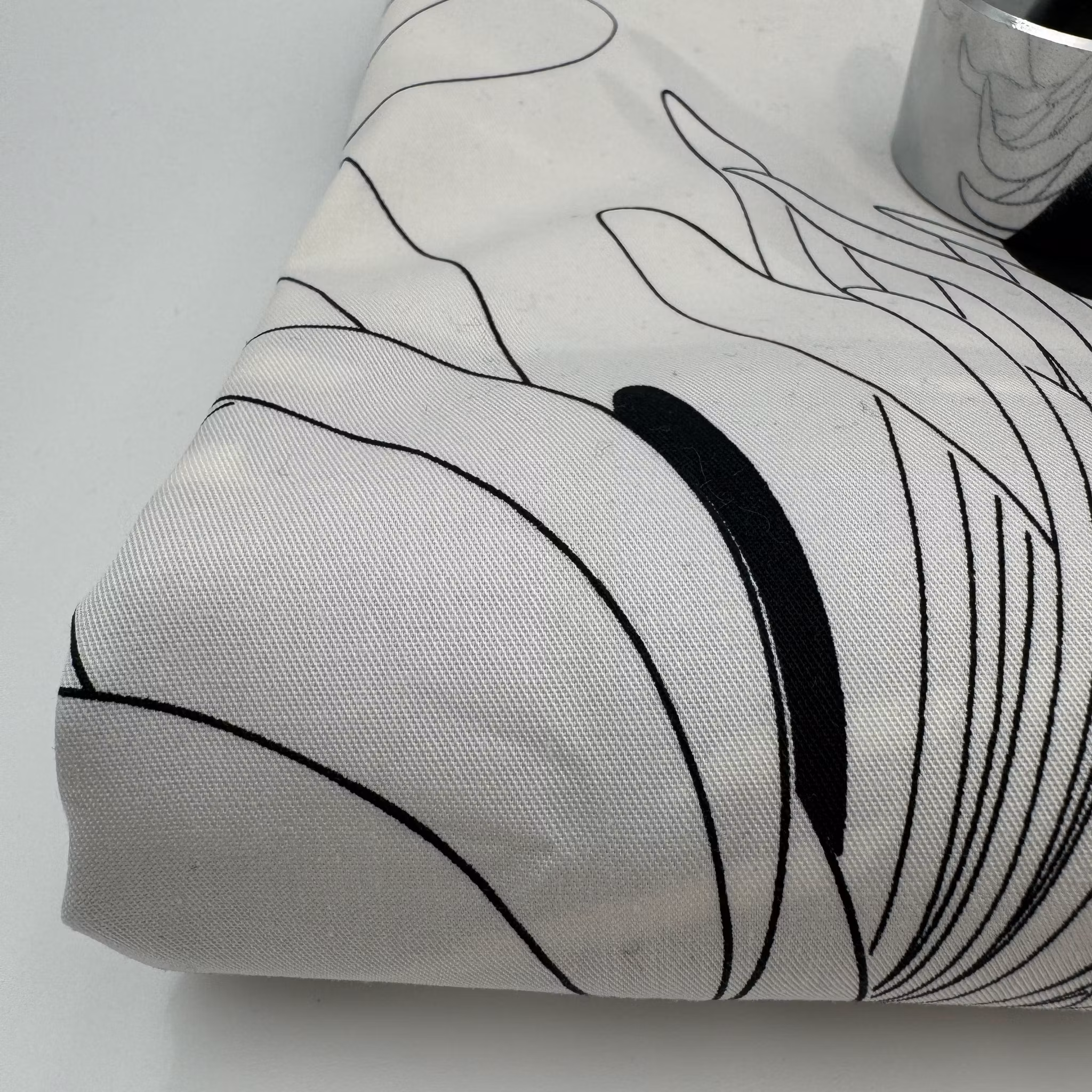 2,8m Bomull/elstan vit m svarta blommor