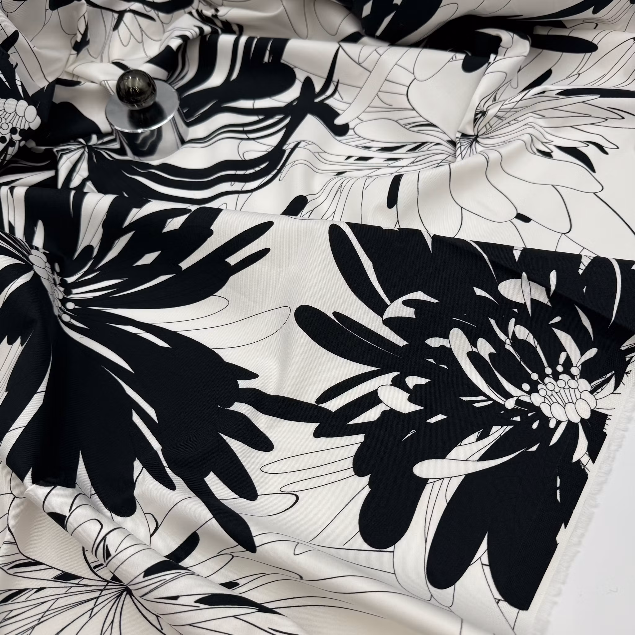 2,8m Bomull/elstan vit m svarta blommor