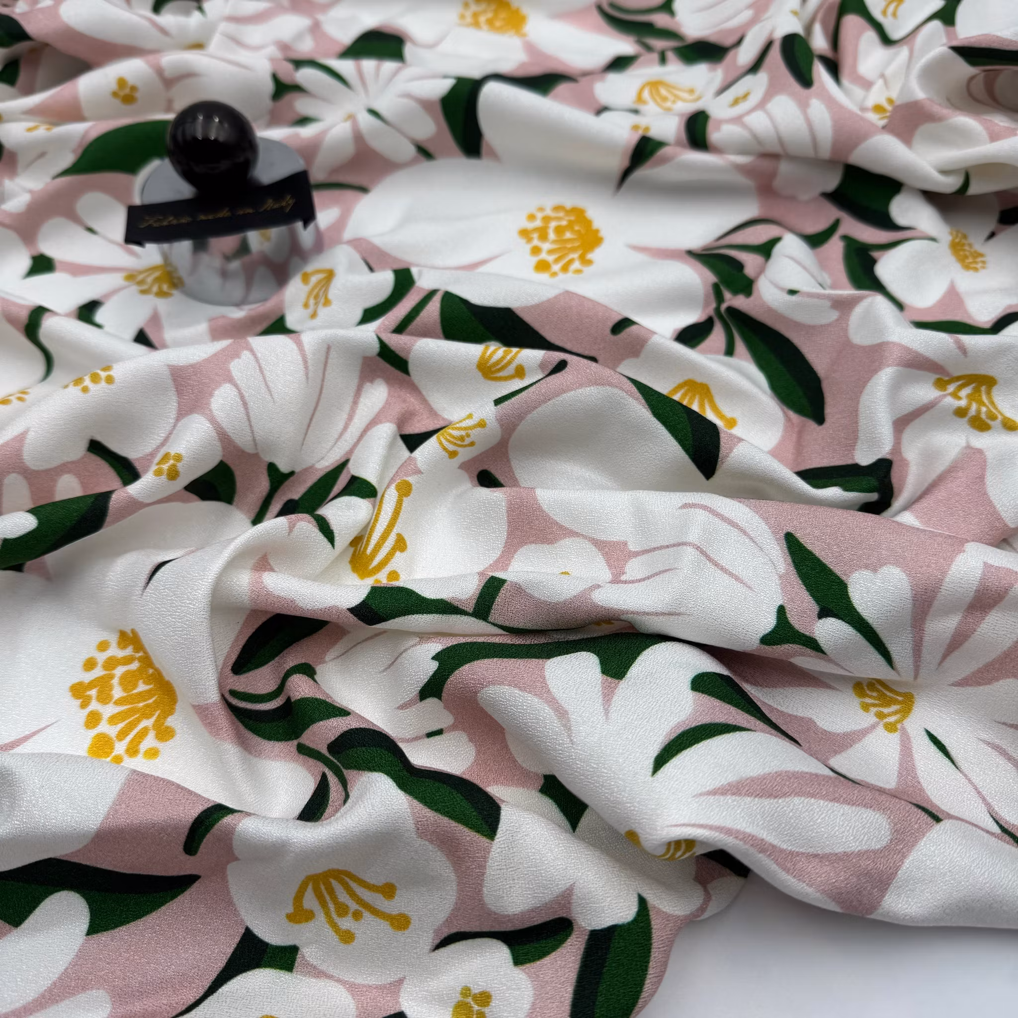 1,5m Viskoscrêpe rosa m vita blommor