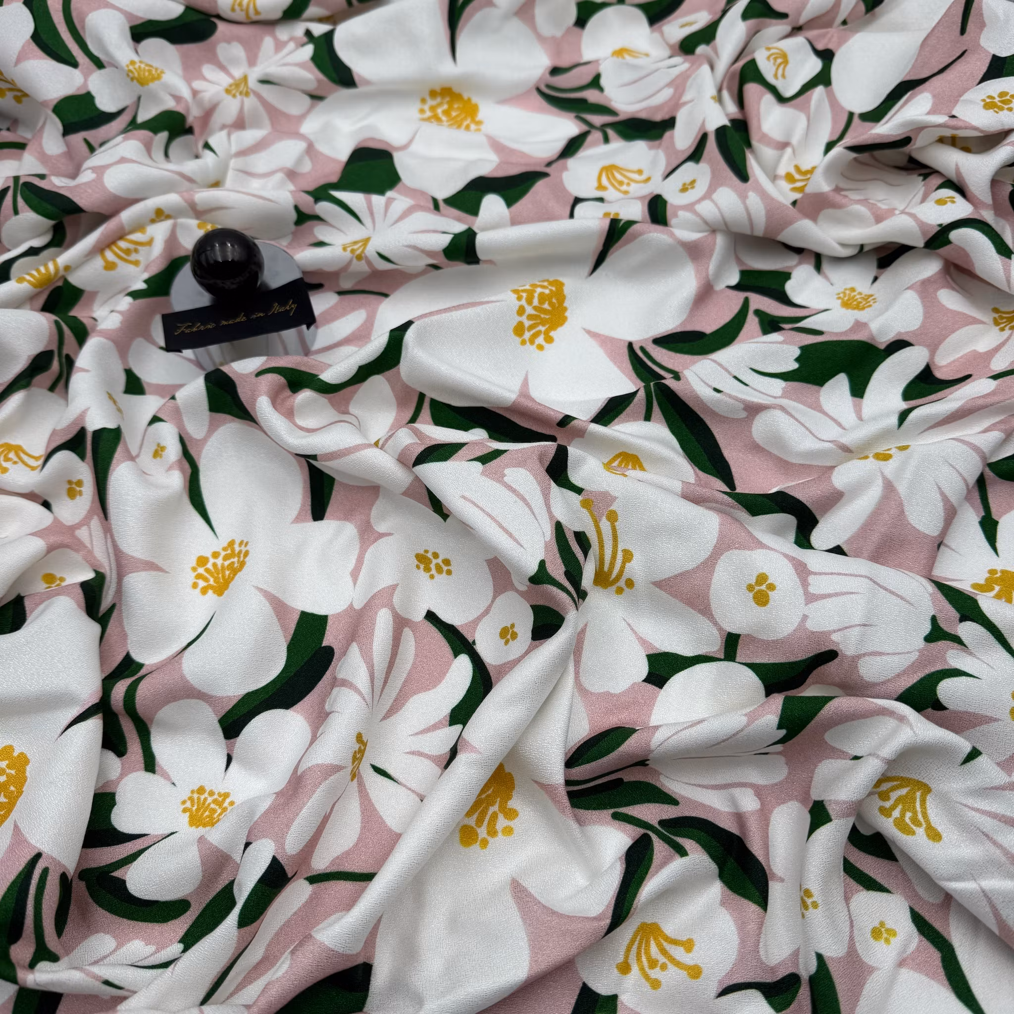 1,7m Viskoscrêpe rosa m vita blommor (liten färgfläck)