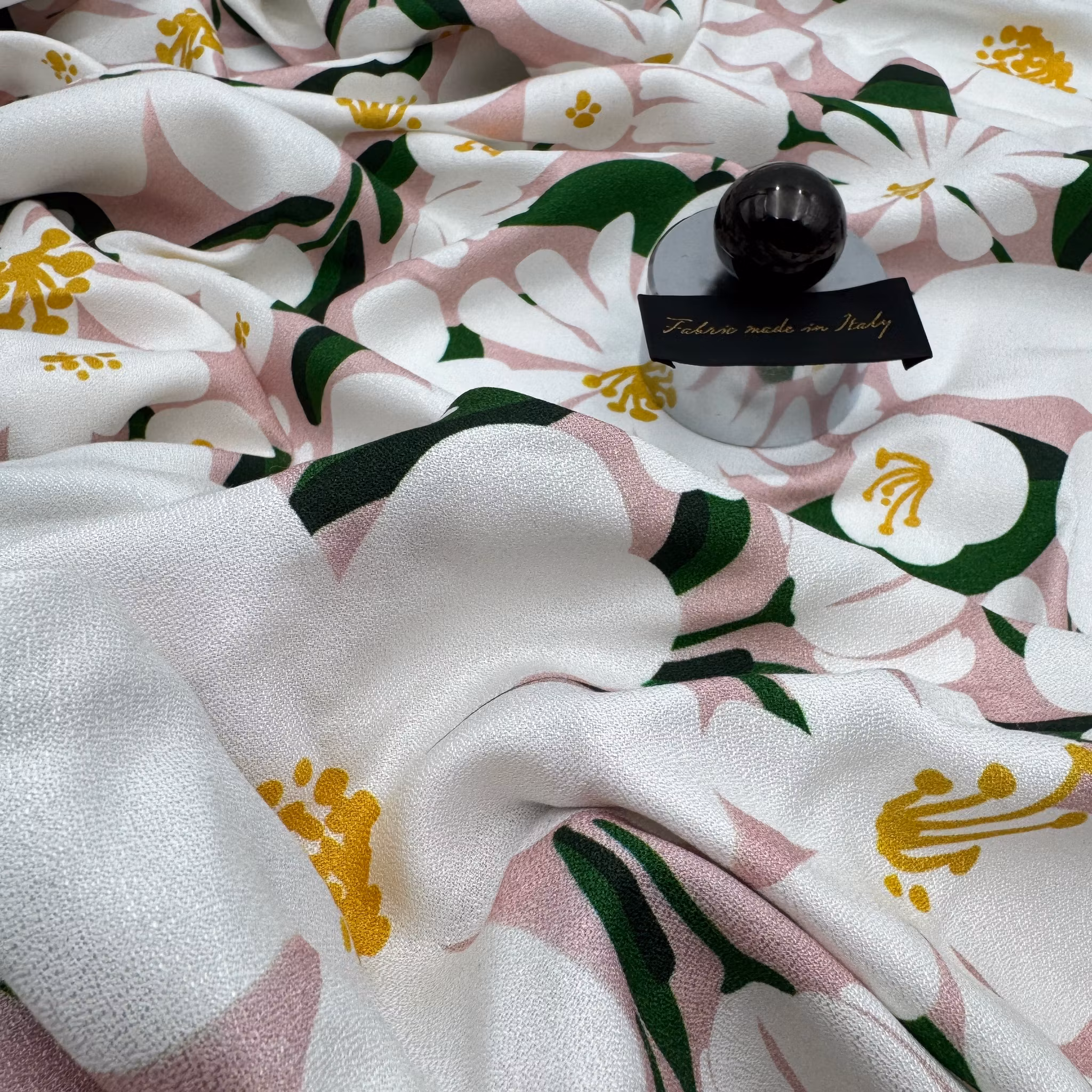 1,7m Viskoscrêpe rosa m vita blommor (liten färgfläck)