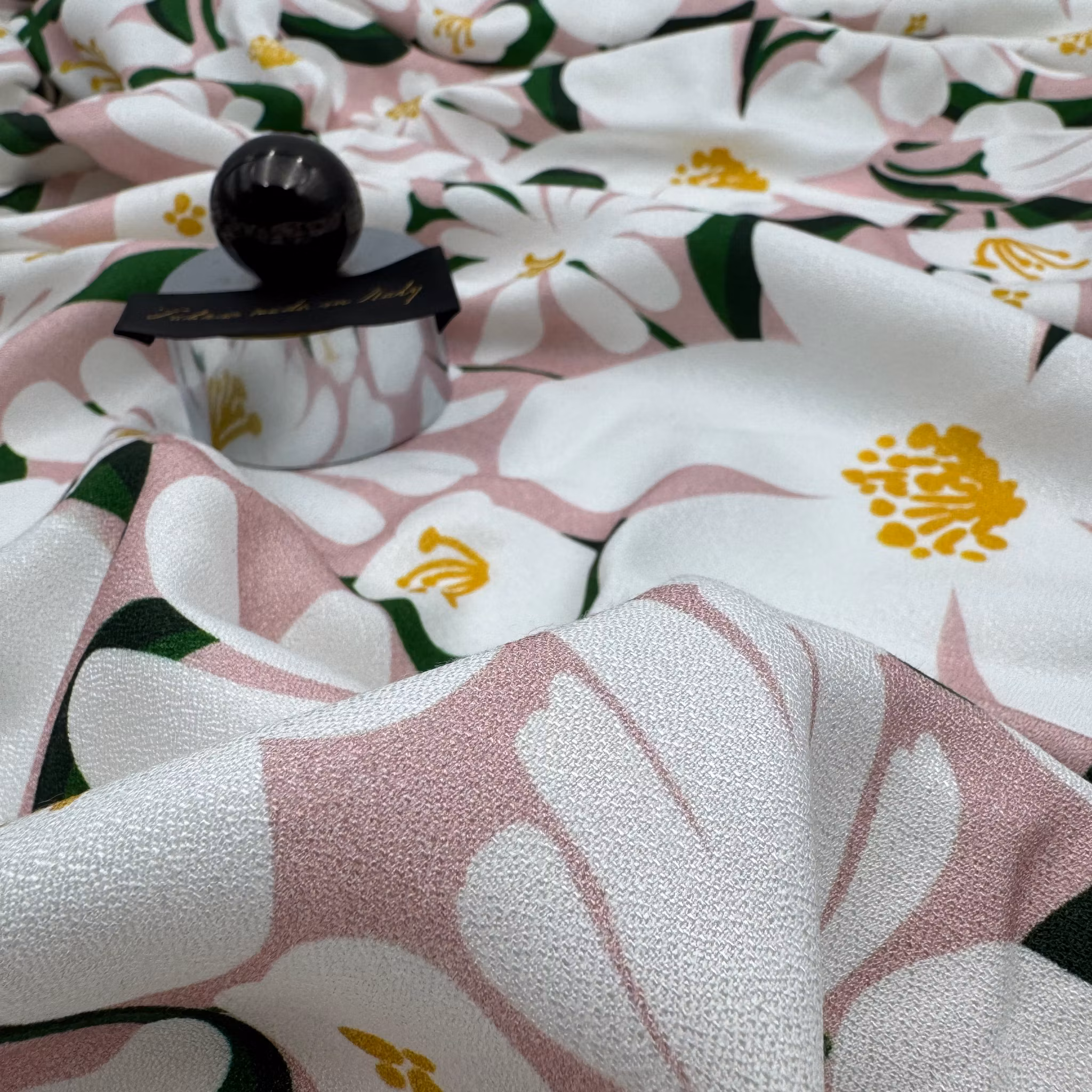 1,7m Viskoscrêpe rosa m vita blommor (liten färgfläck)