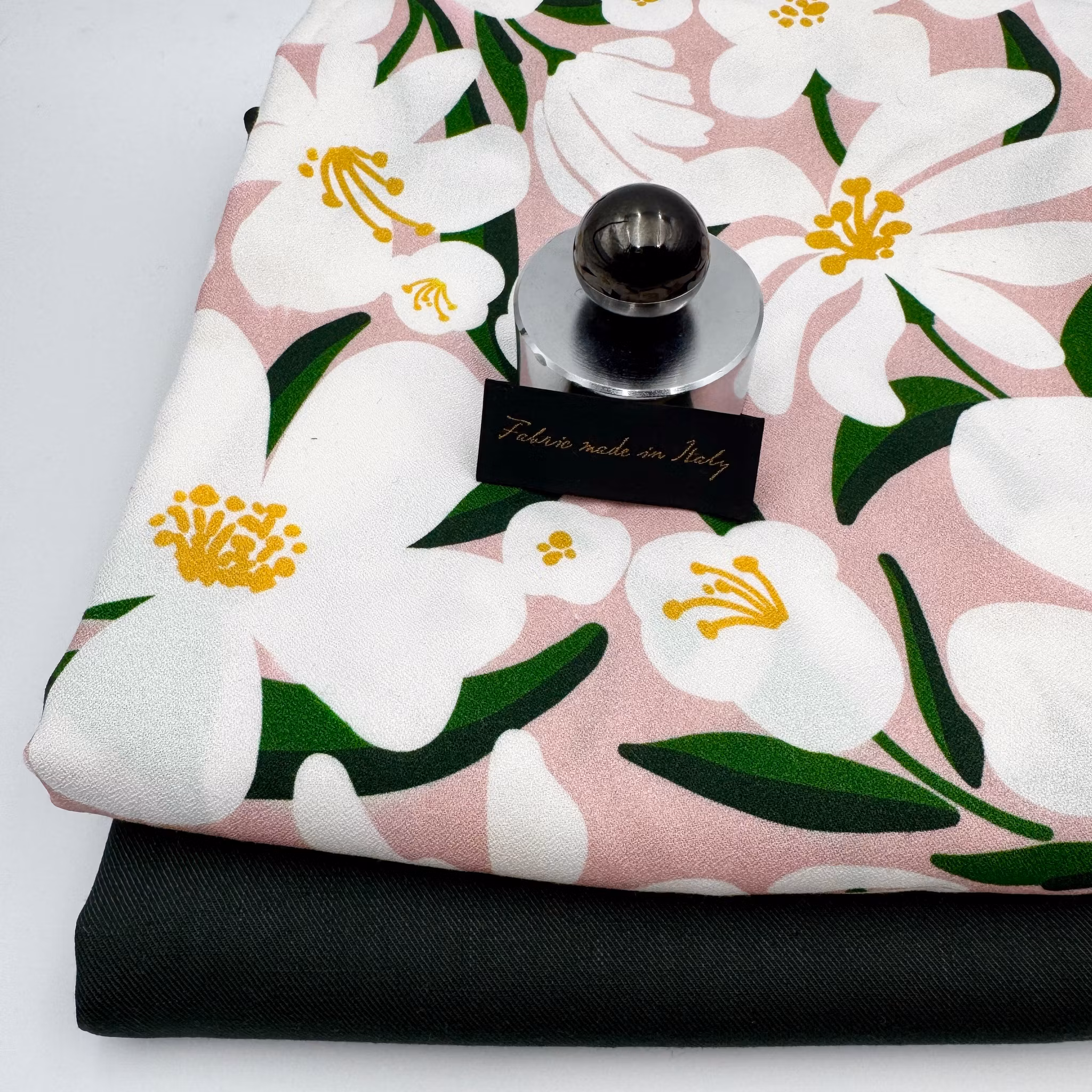 1,7m Viskoscrêpe rosa m vita blommor (liten färgfläck)