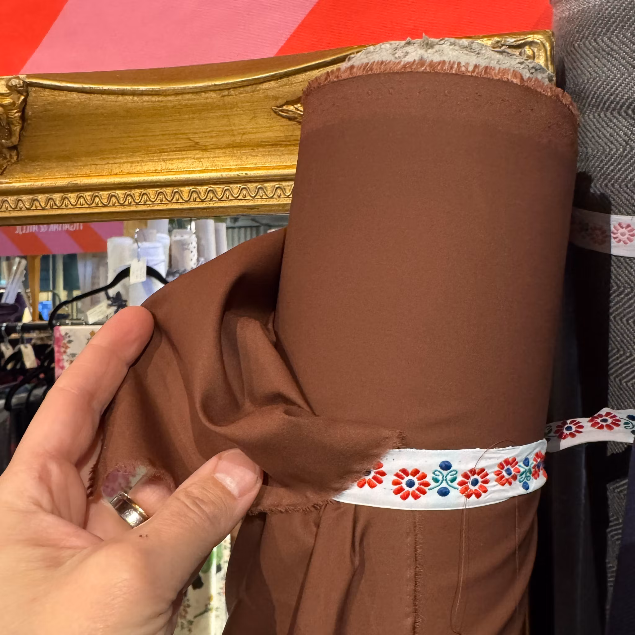 1,5m Siden varmbrun Zegn* (bleka fläckar)