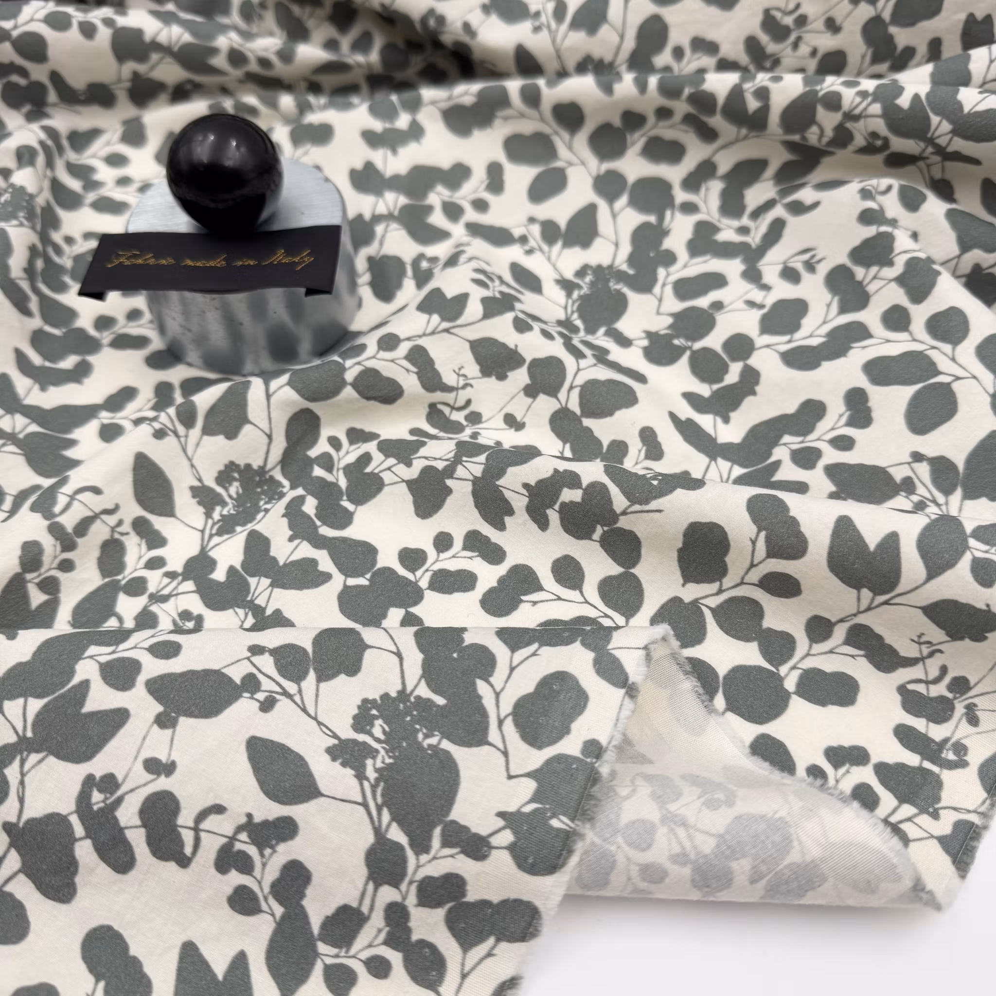 2,4m Skjortbomull dimgröna blad, liten fläck