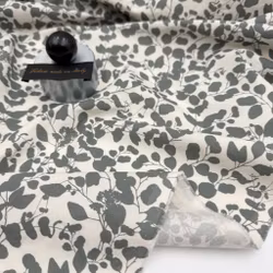 2,4m Skjortbomull dimgröna blad, liten fläck