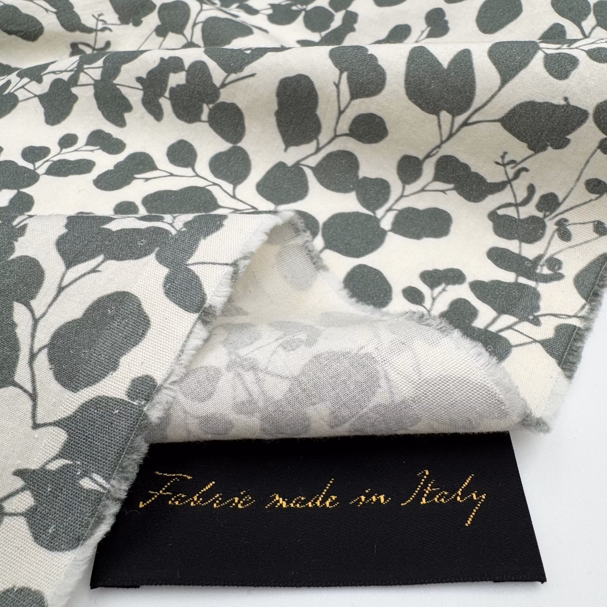 2,4m Skjortbomull dimgröna blad, liten fläck