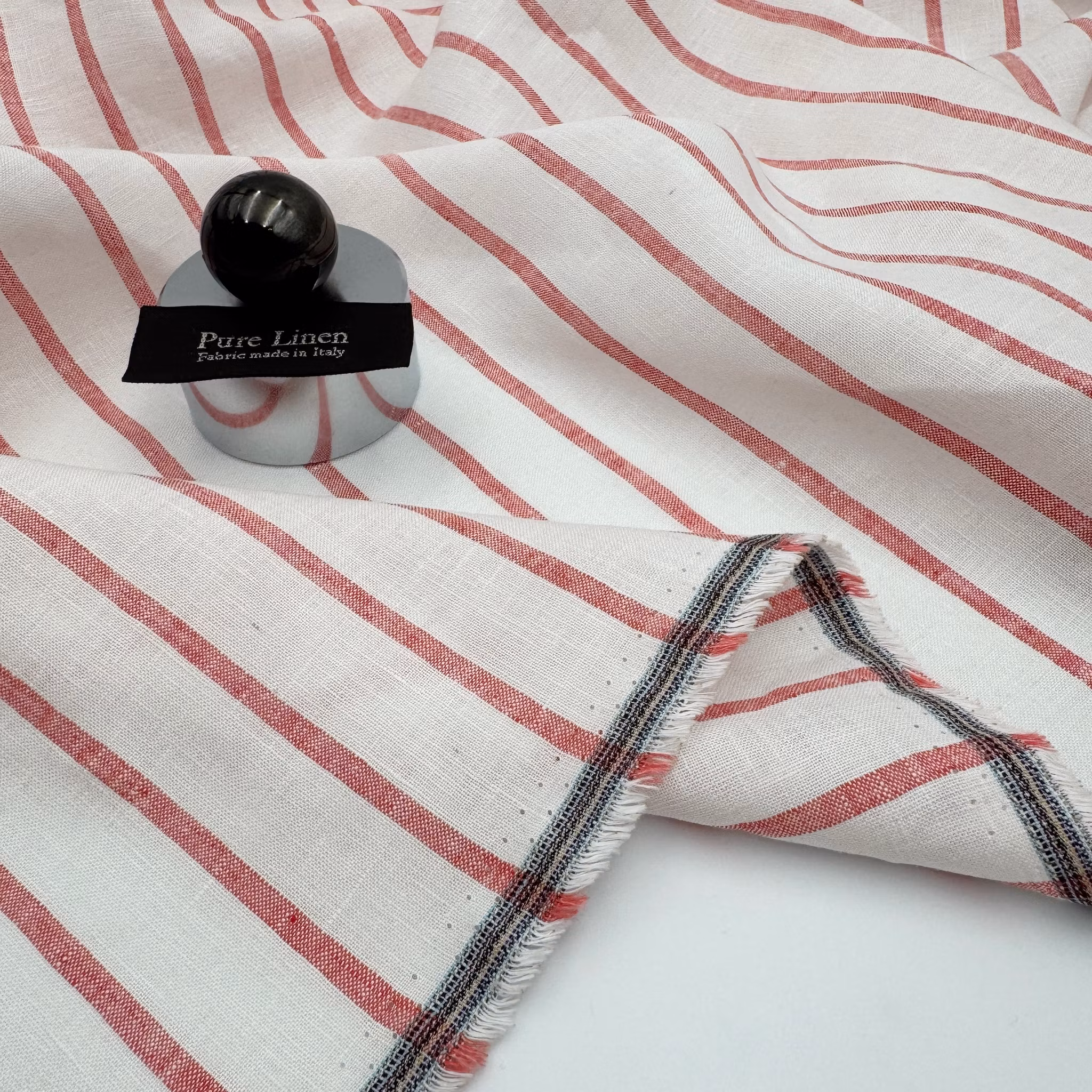 1,5m Randigt lin vit/röd, litet vävfel