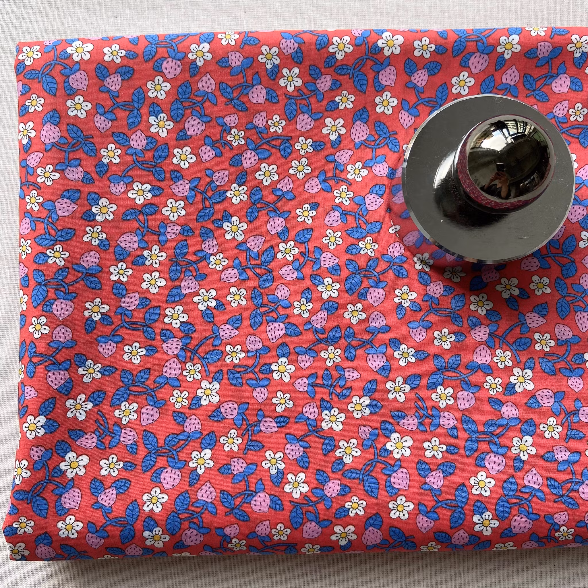 Libertytyg Tana Lawn - Strawberries & Cream