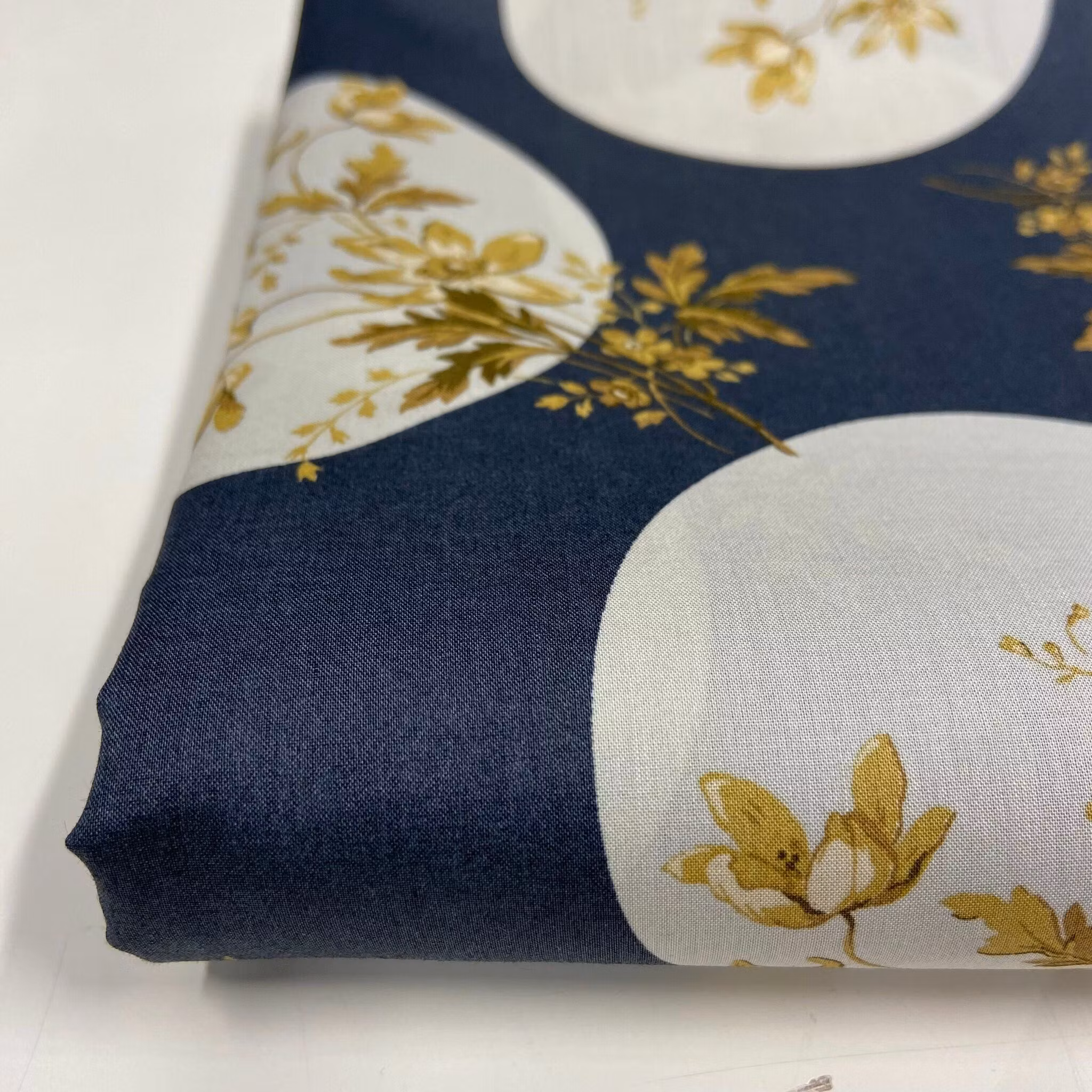 Libertytyg Tana Lawn - Posey Polka Grå