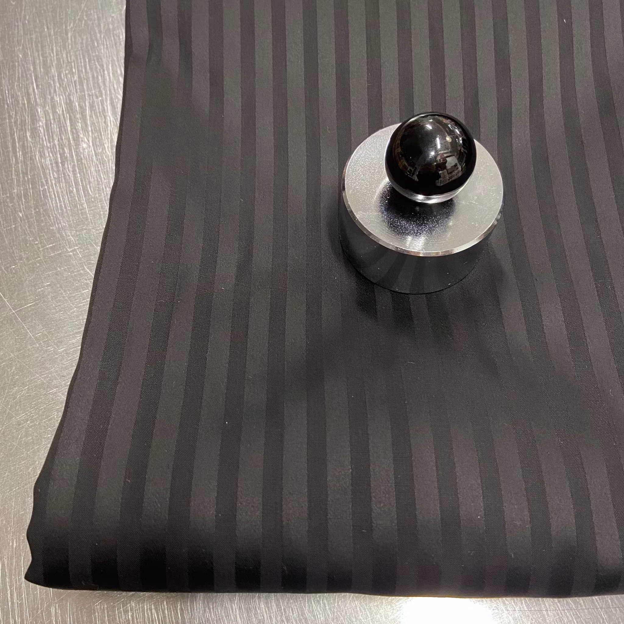 Bomullsatin, svart, vävda ränder