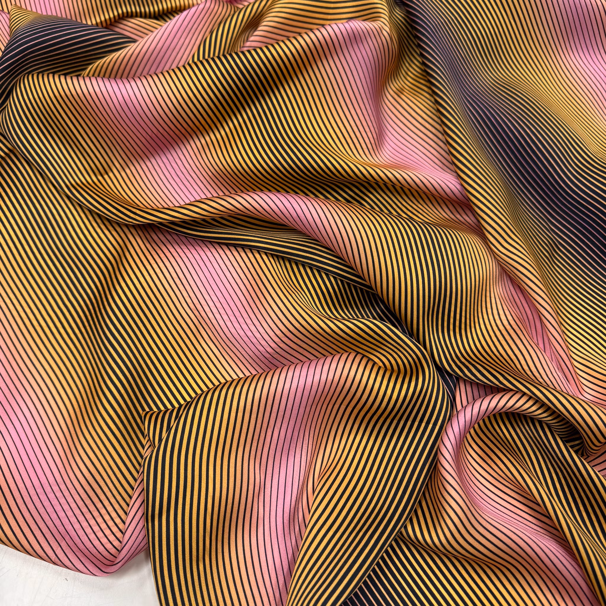 Sidensatin svart/rosa/gul