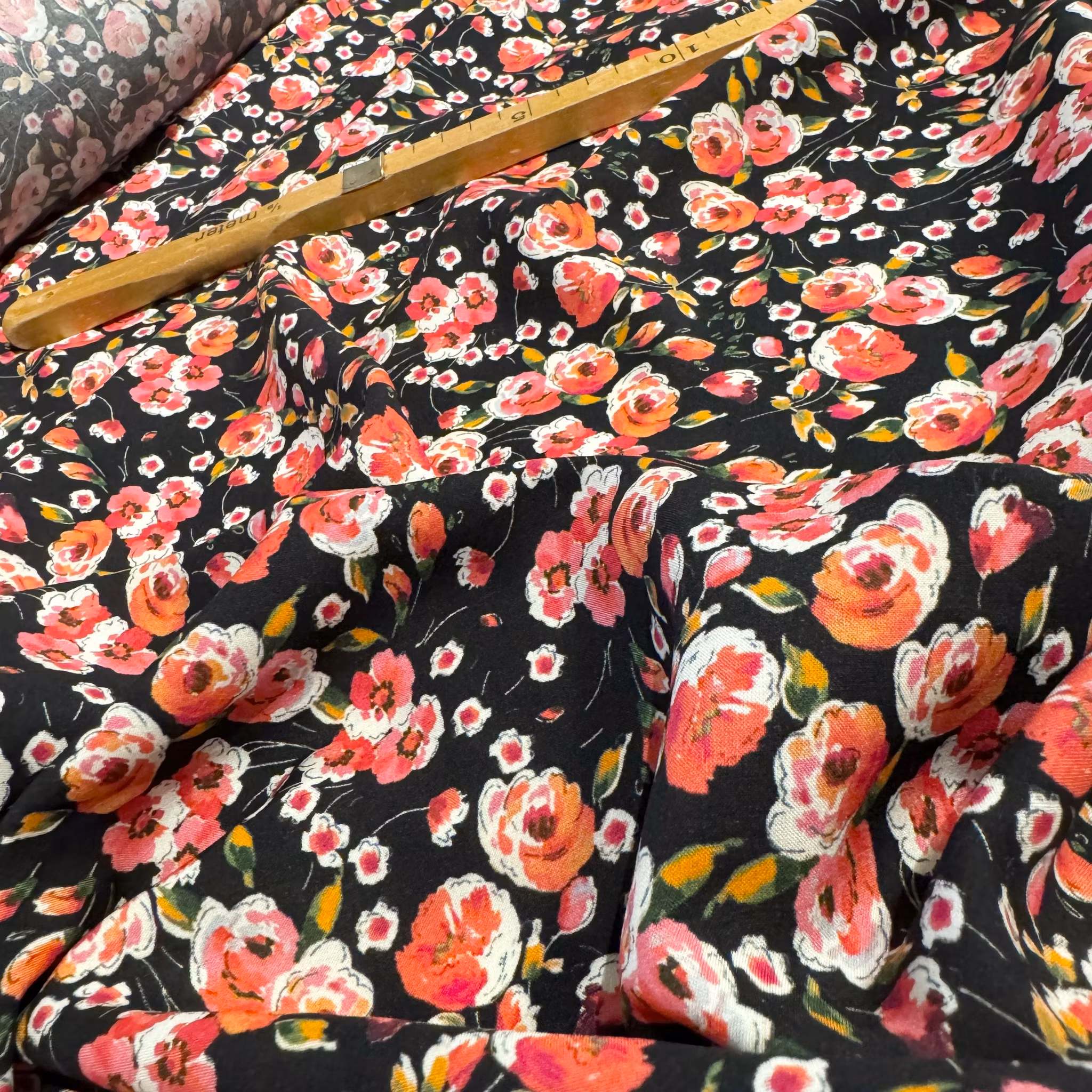 Viskos hallonröda rosor svart botten Valentin*