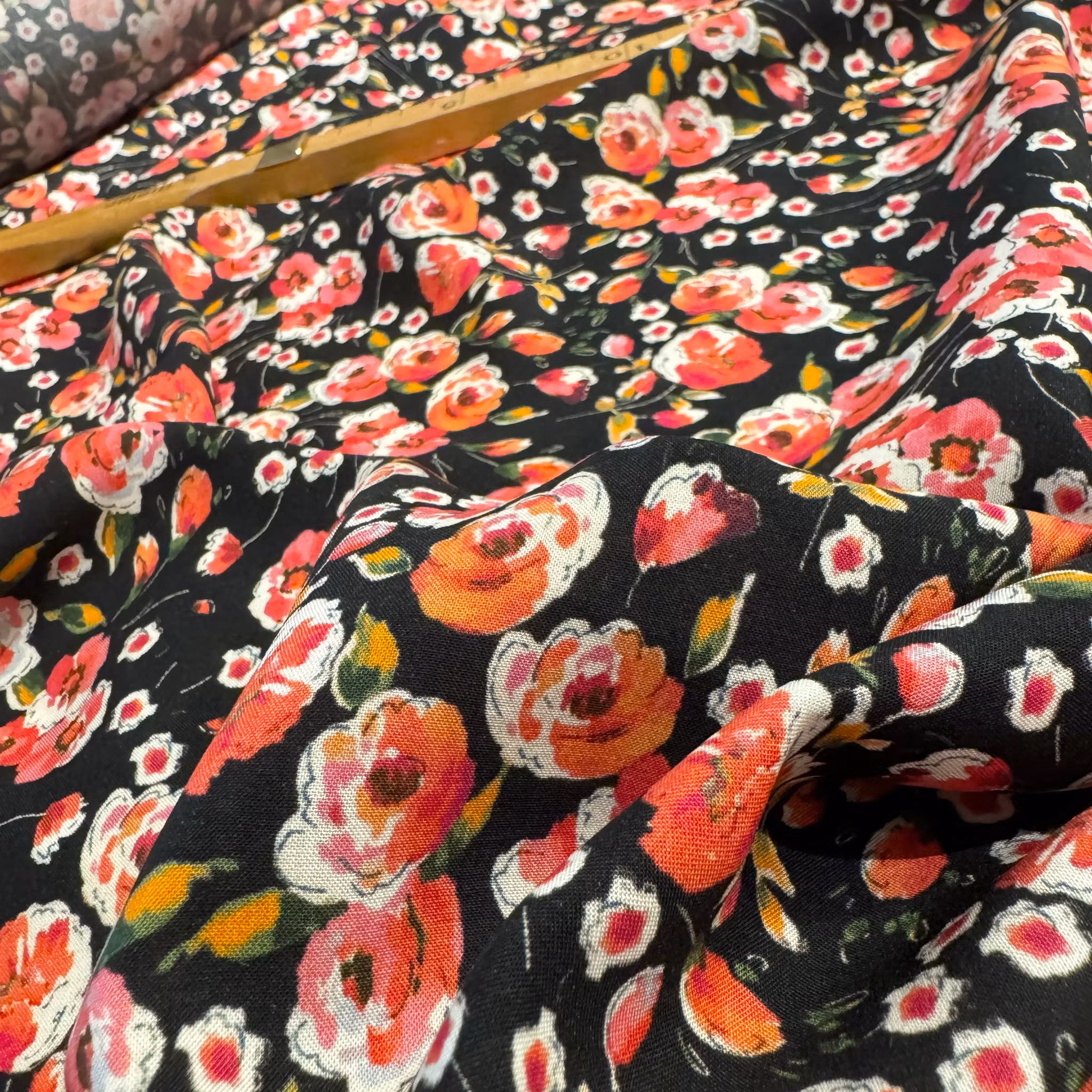 Viskos hallonröda rosor svart botten Valentin*