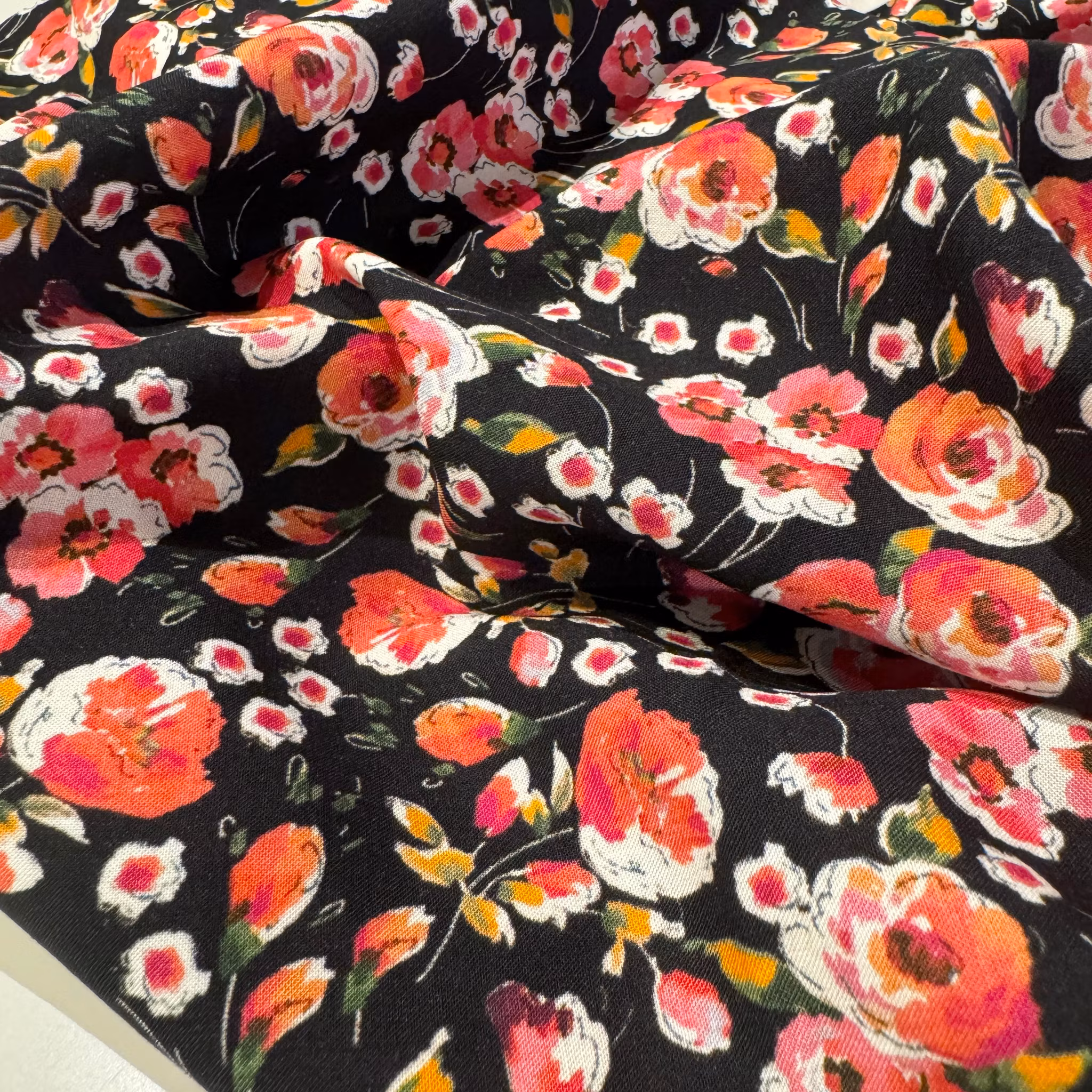 Viskos hallonröda rosor svart botten Valentin*