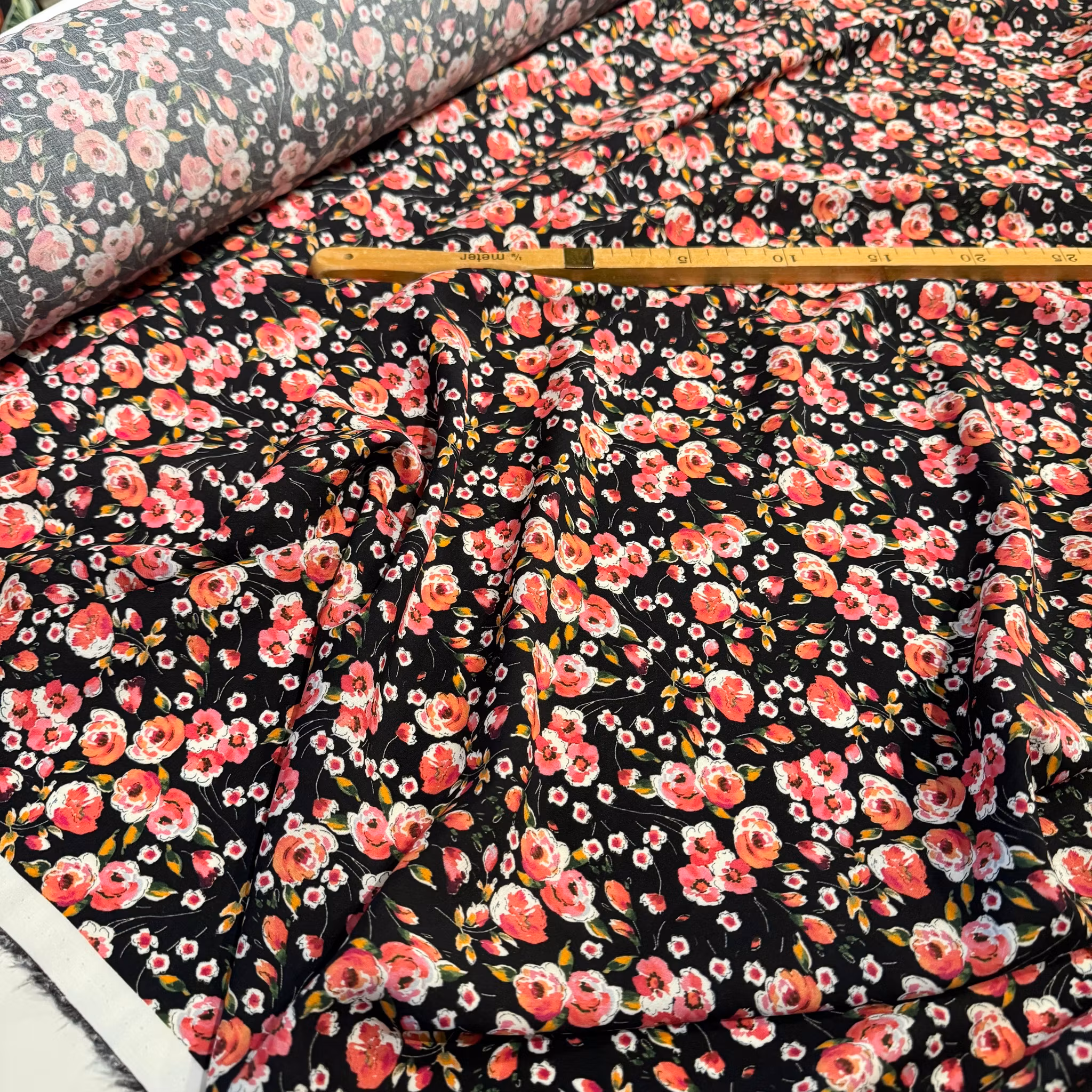 Viskos hallonröda rosor svart botten Valentin*