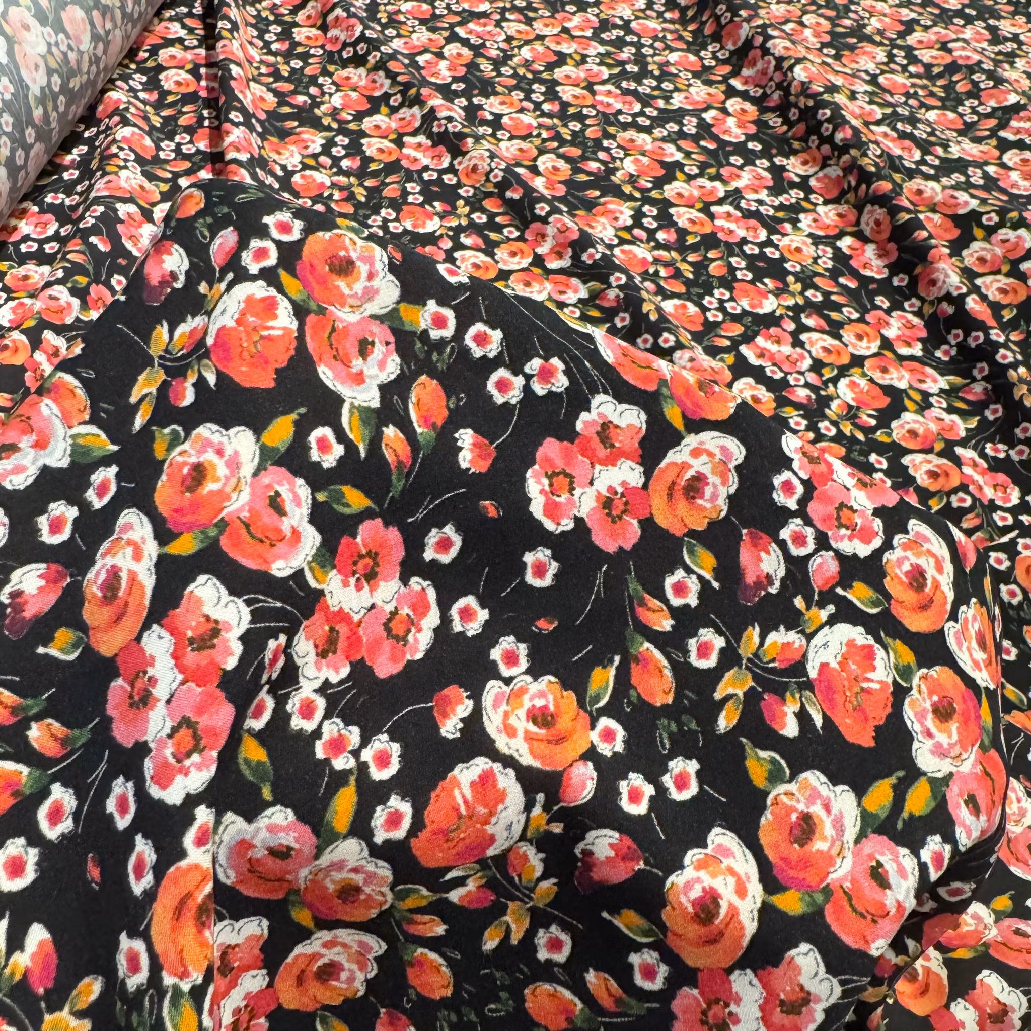 Viskos hallonröda rosor svart botten Valentin*