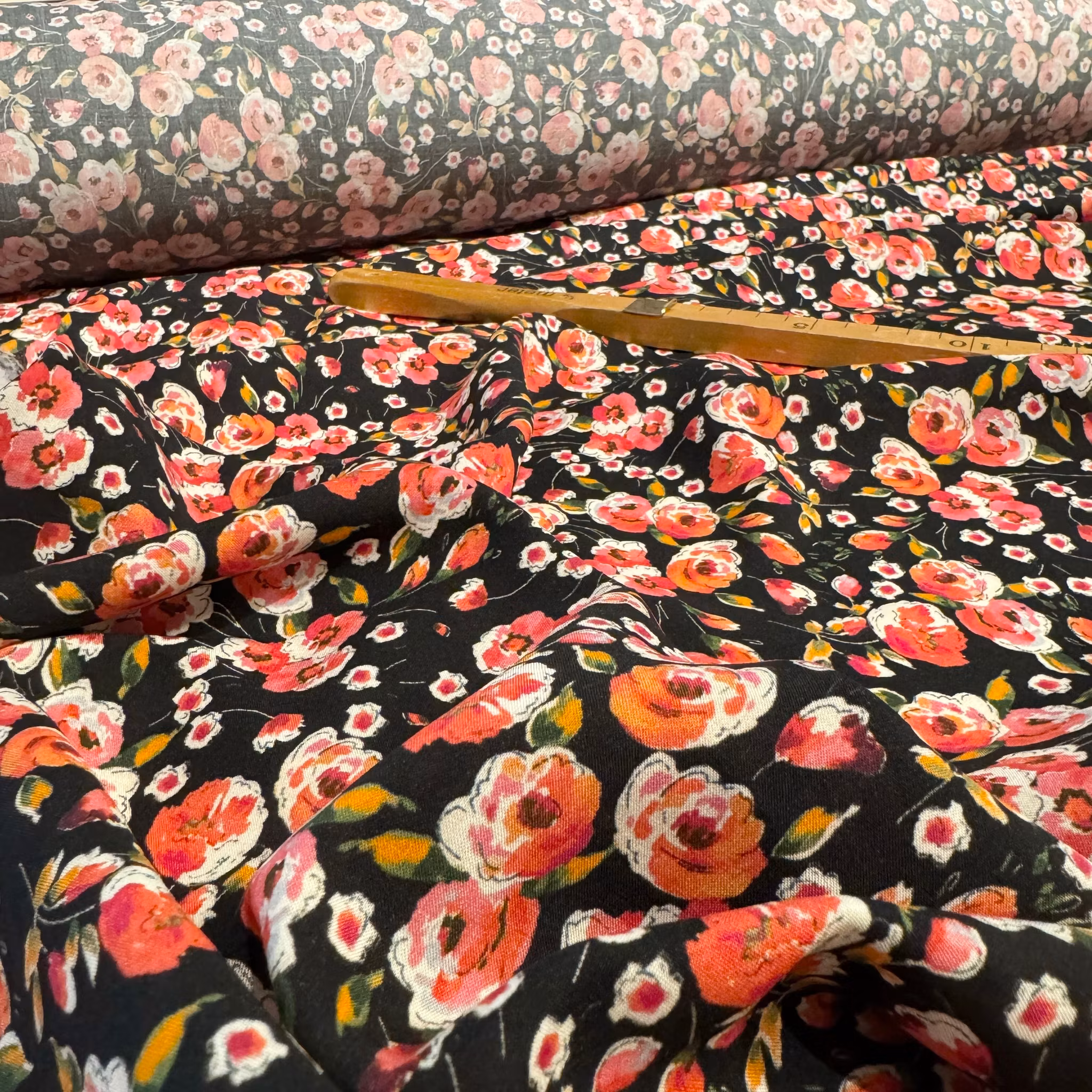 Viskos hallonröda rosor svart botten Valentin*