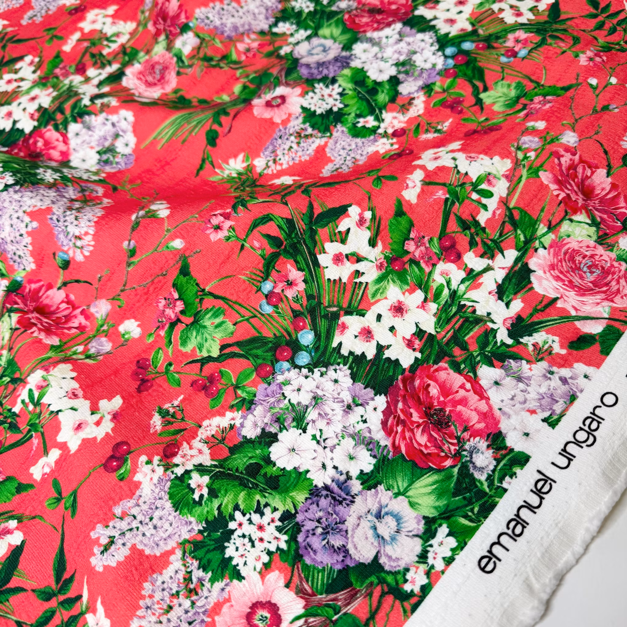 Bomull m struktur, kraftig ljusröd blommig Ungar*