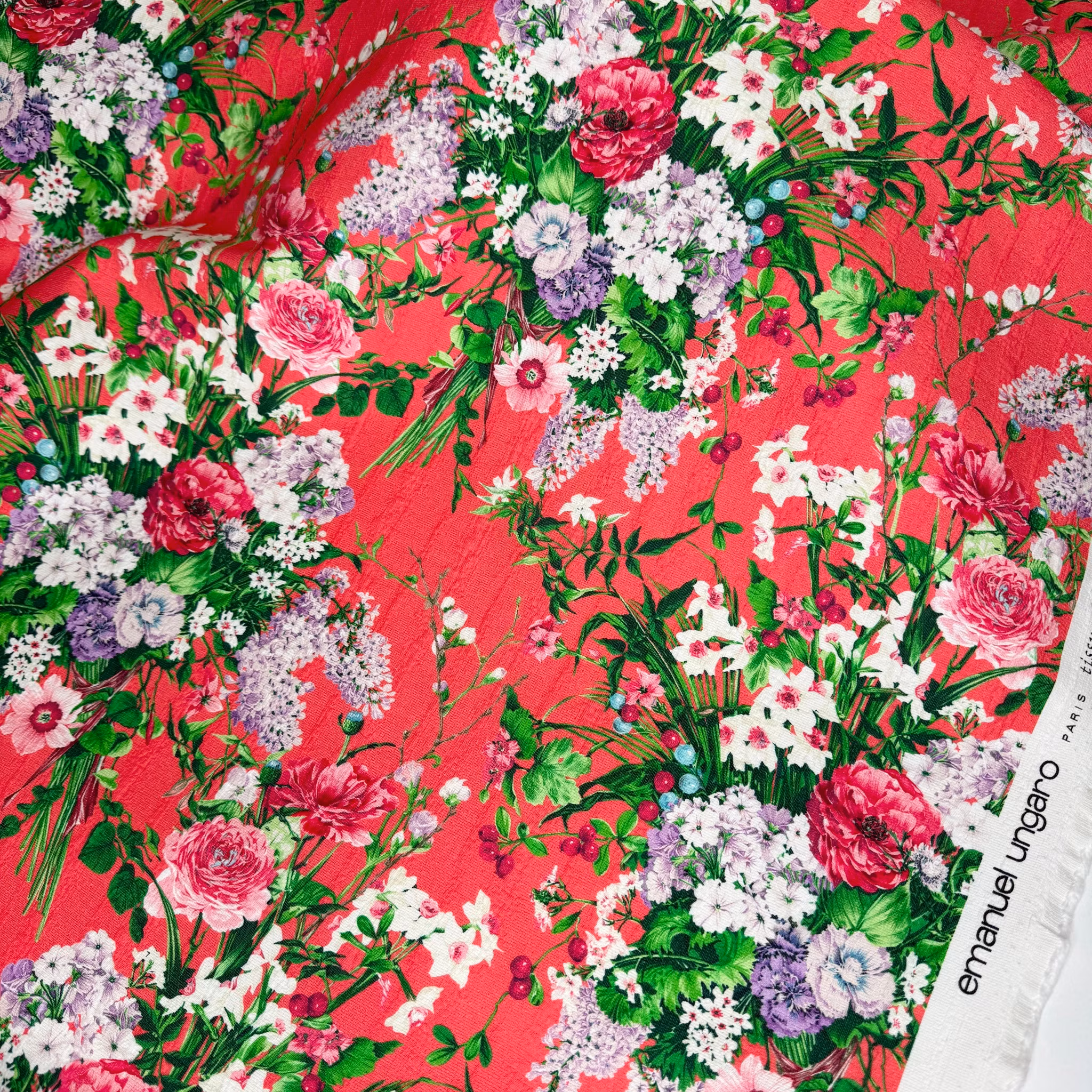 Bomull m struktur, kraftig ljusröd blommig Ungar*