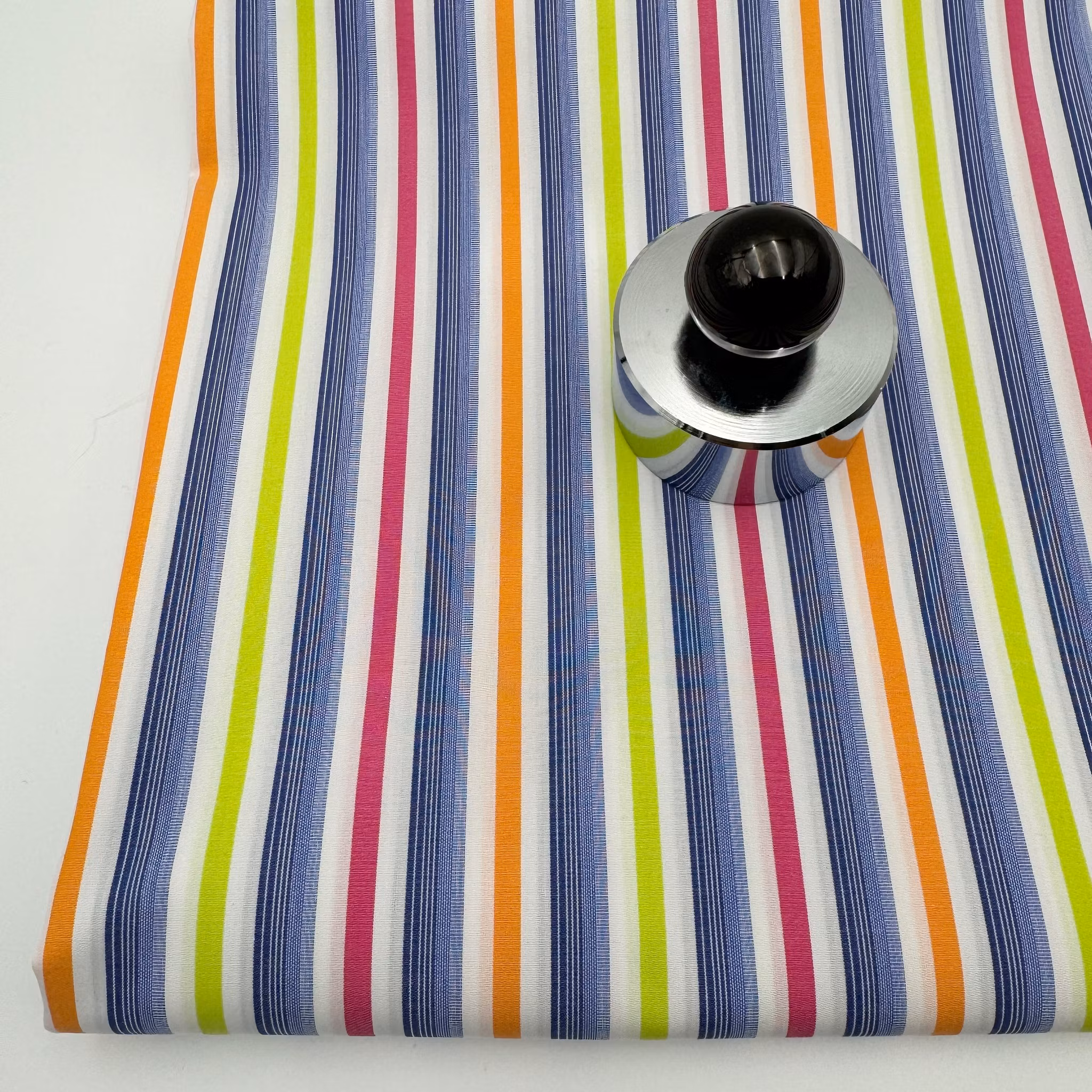 Bomullspoplin vit/lime/orange/cerise rand