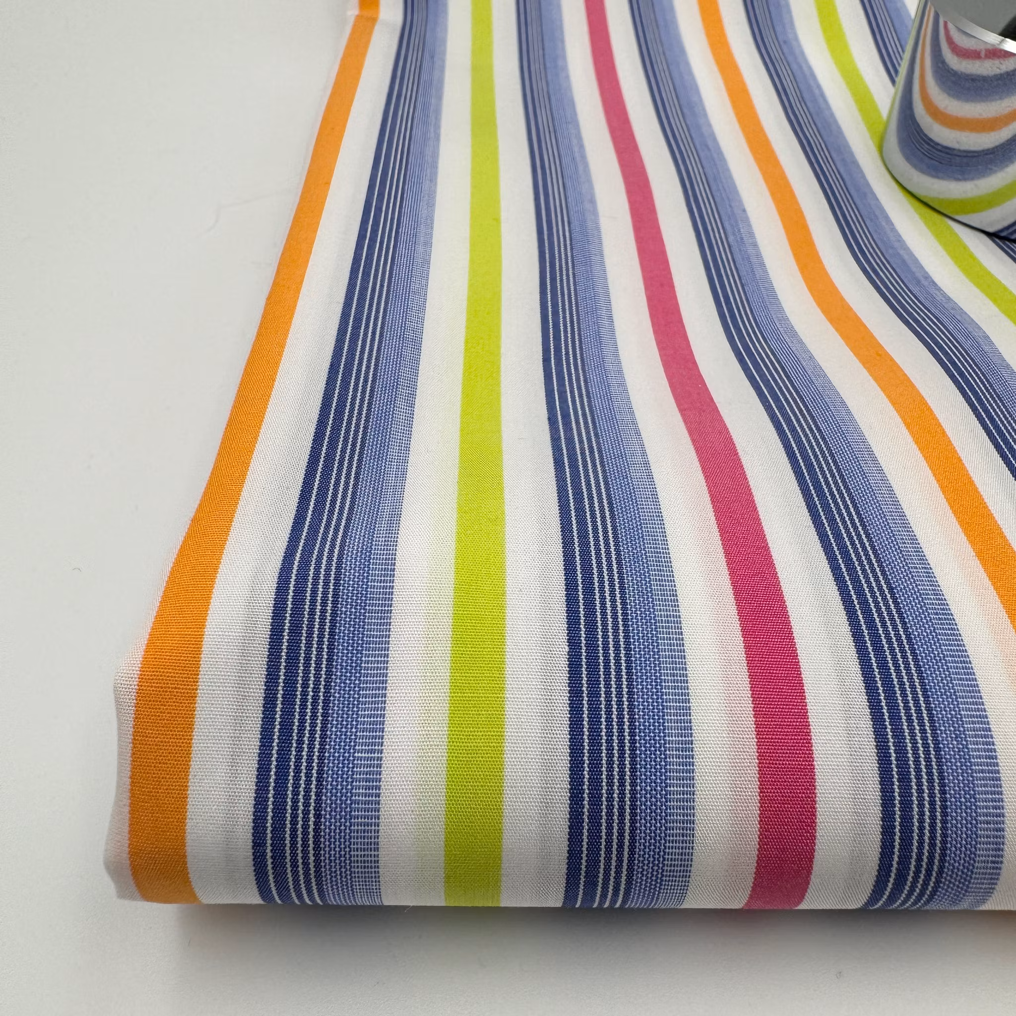 Bomullspoplin vit/lime/orange/cerise rand