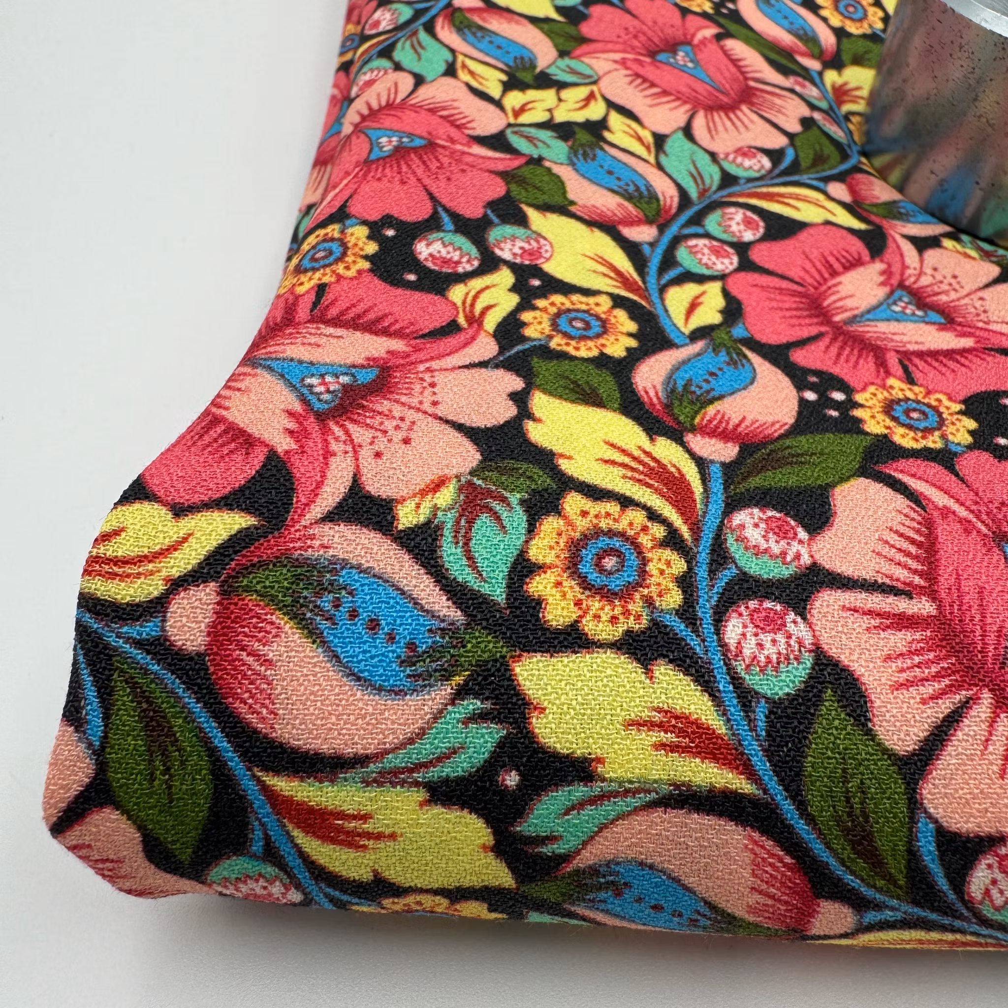 Viskoscrêpe rosa/gul blommig