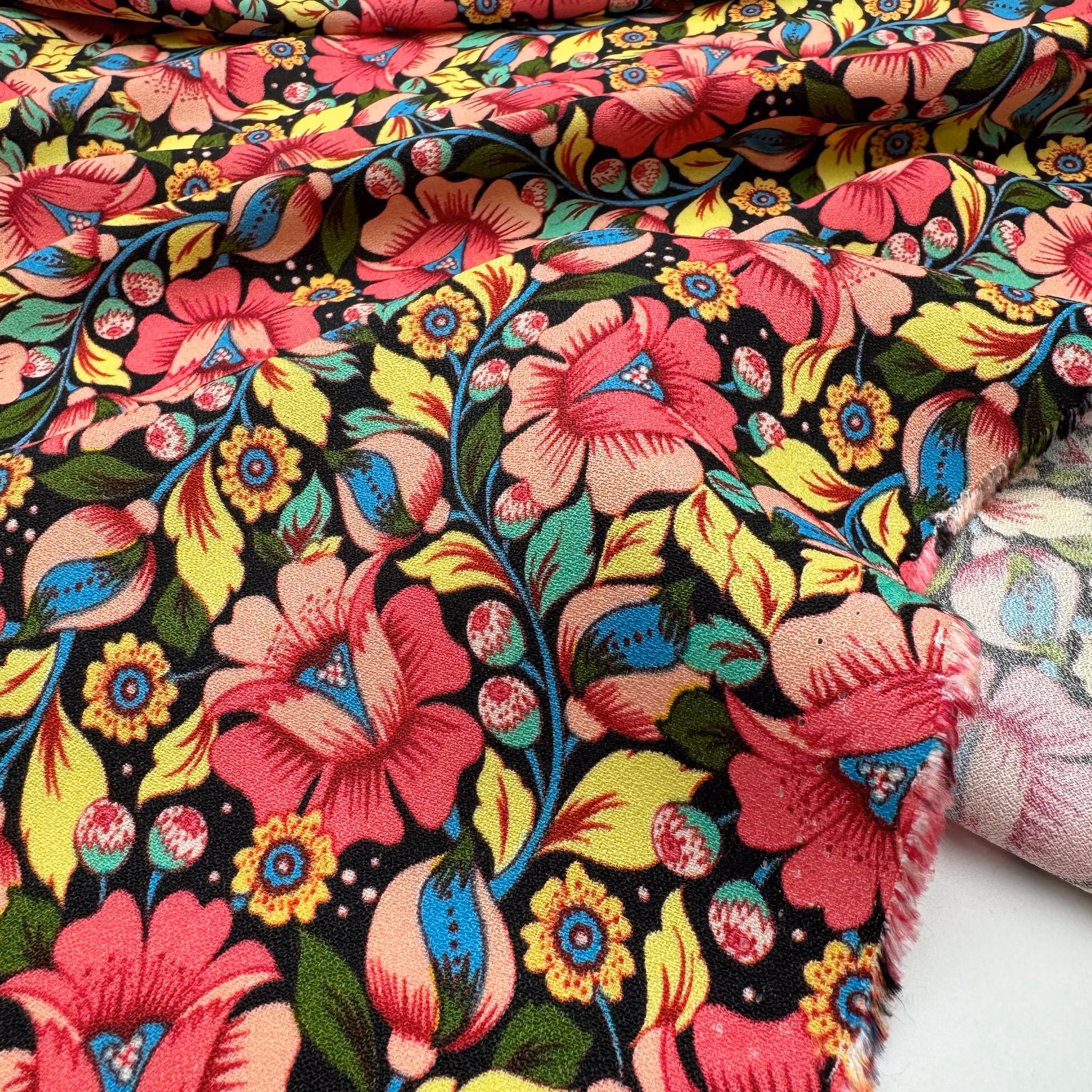 Viskoscrêpe rosa/gul blommig