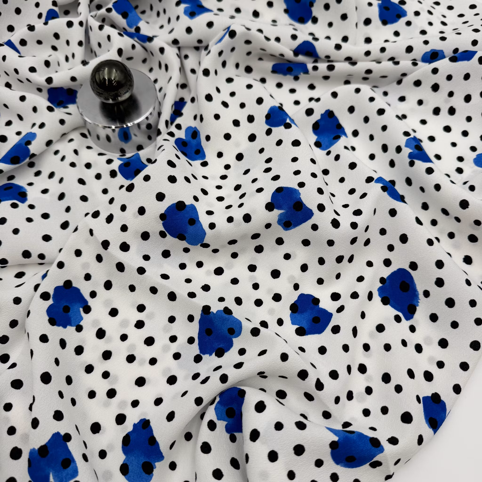 Viskoscrêpe vit prickig blå hjärtan Hugo B