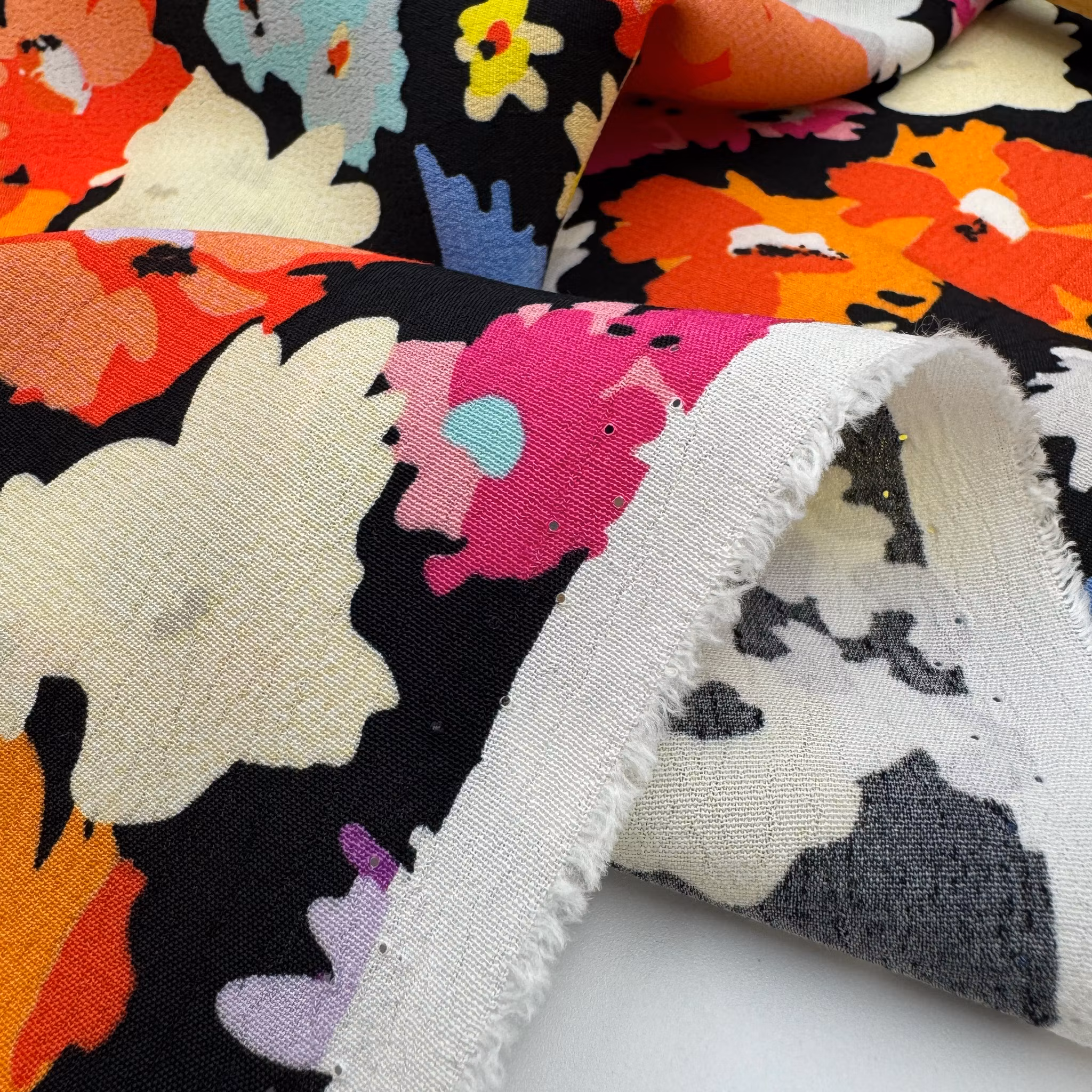 Viskoscrêpe svart blommig