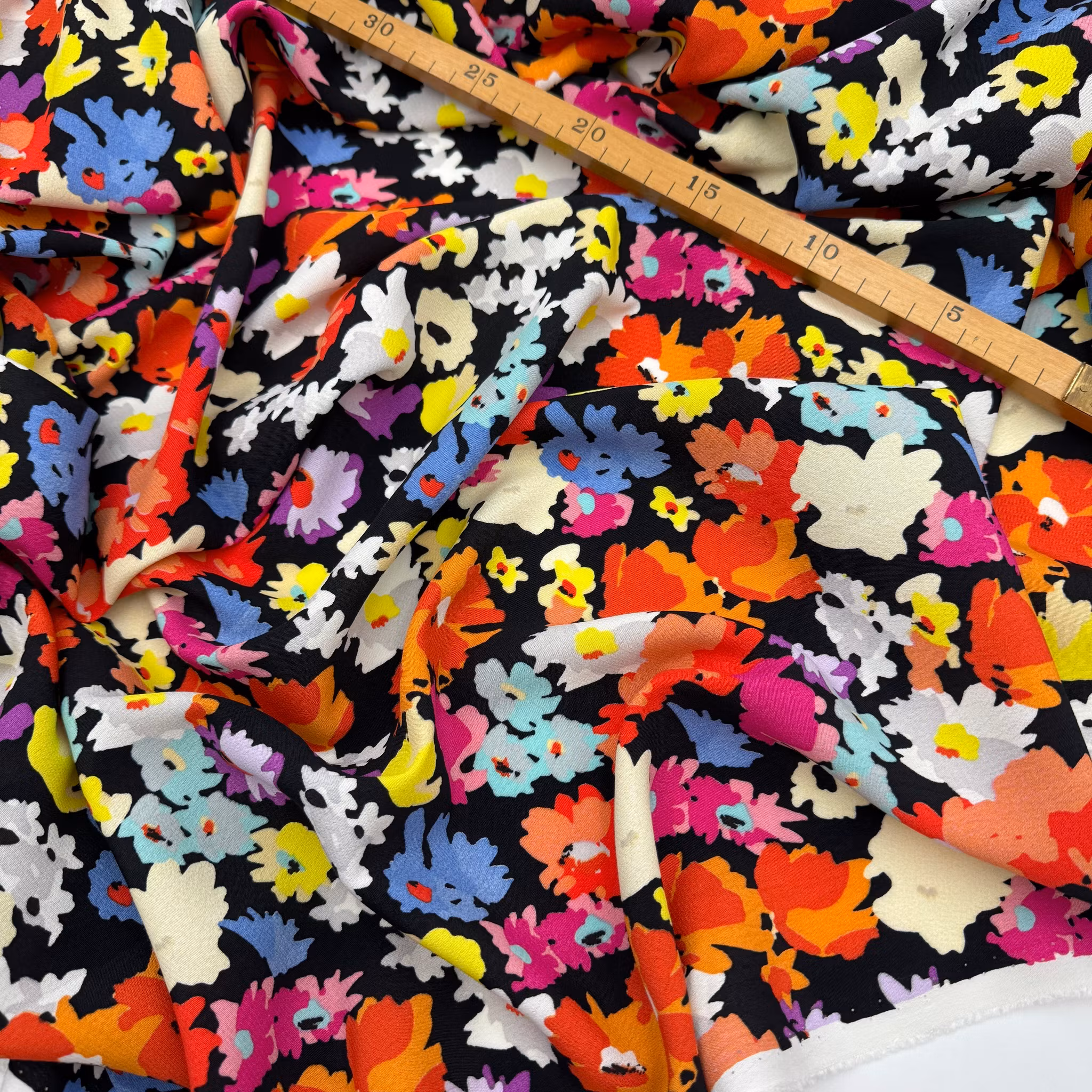 Viskoscrêpe svart blommig