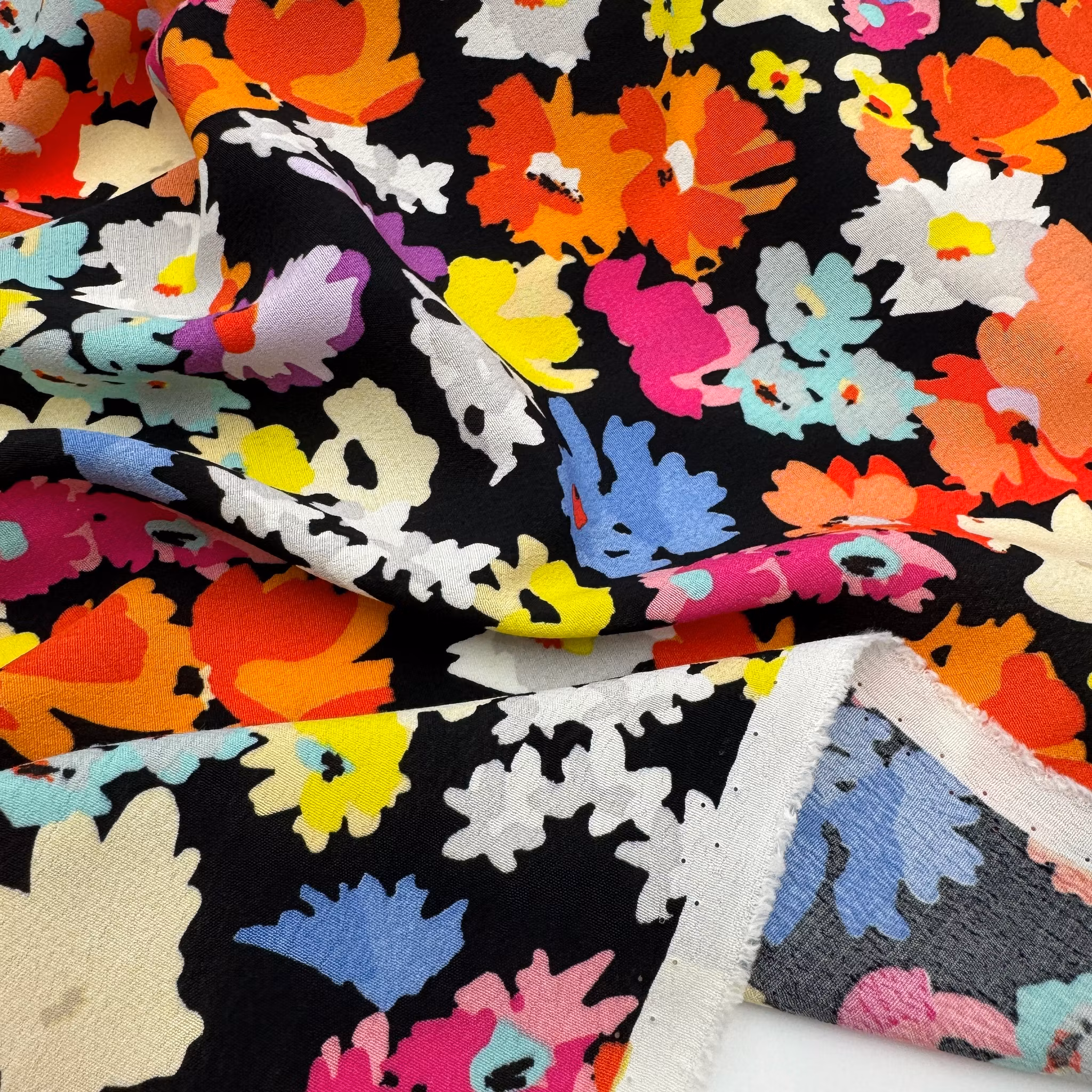 Viskoscrêpe svart blommig