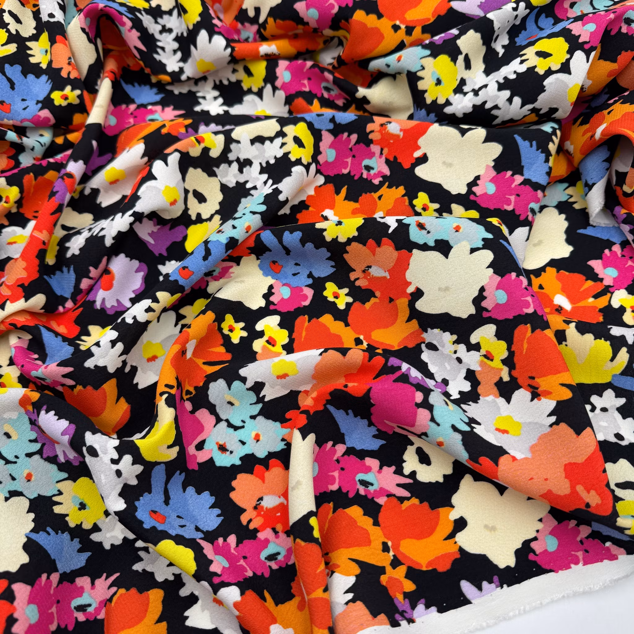 Viskoscrêpe svart blommig