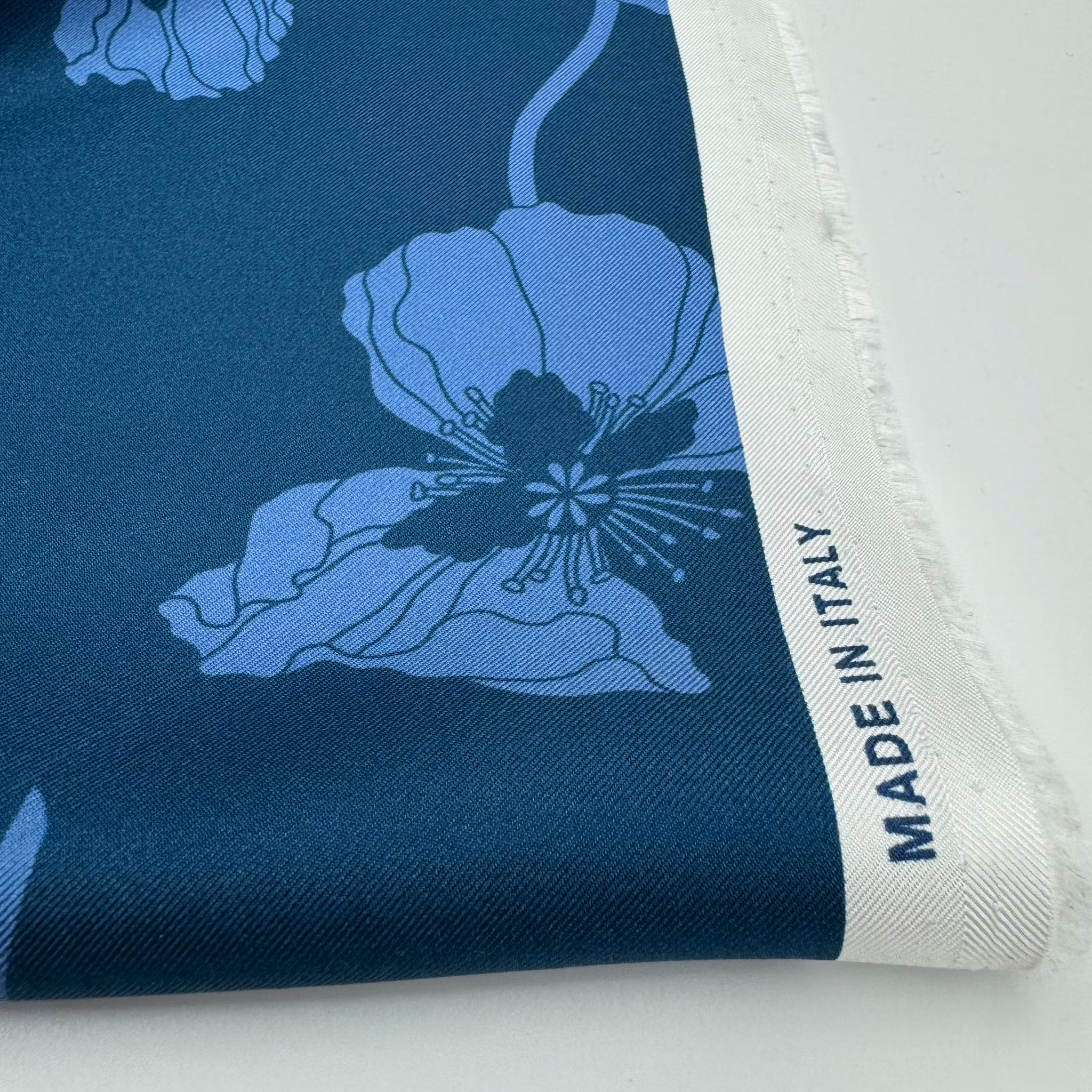 Liberty - Silk twill Fragile blooms blå