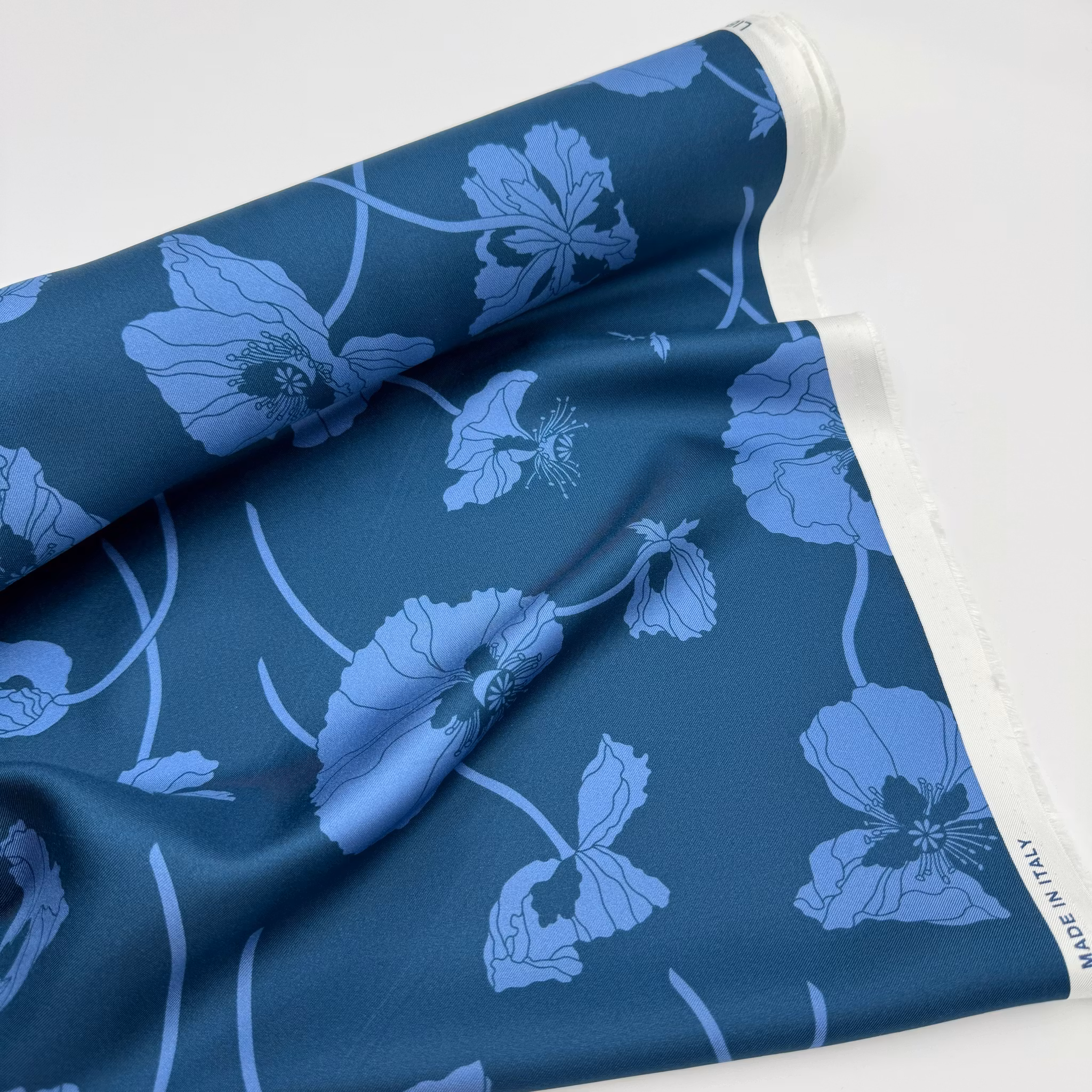 Liberty - Silk twill Fragile blooms blå