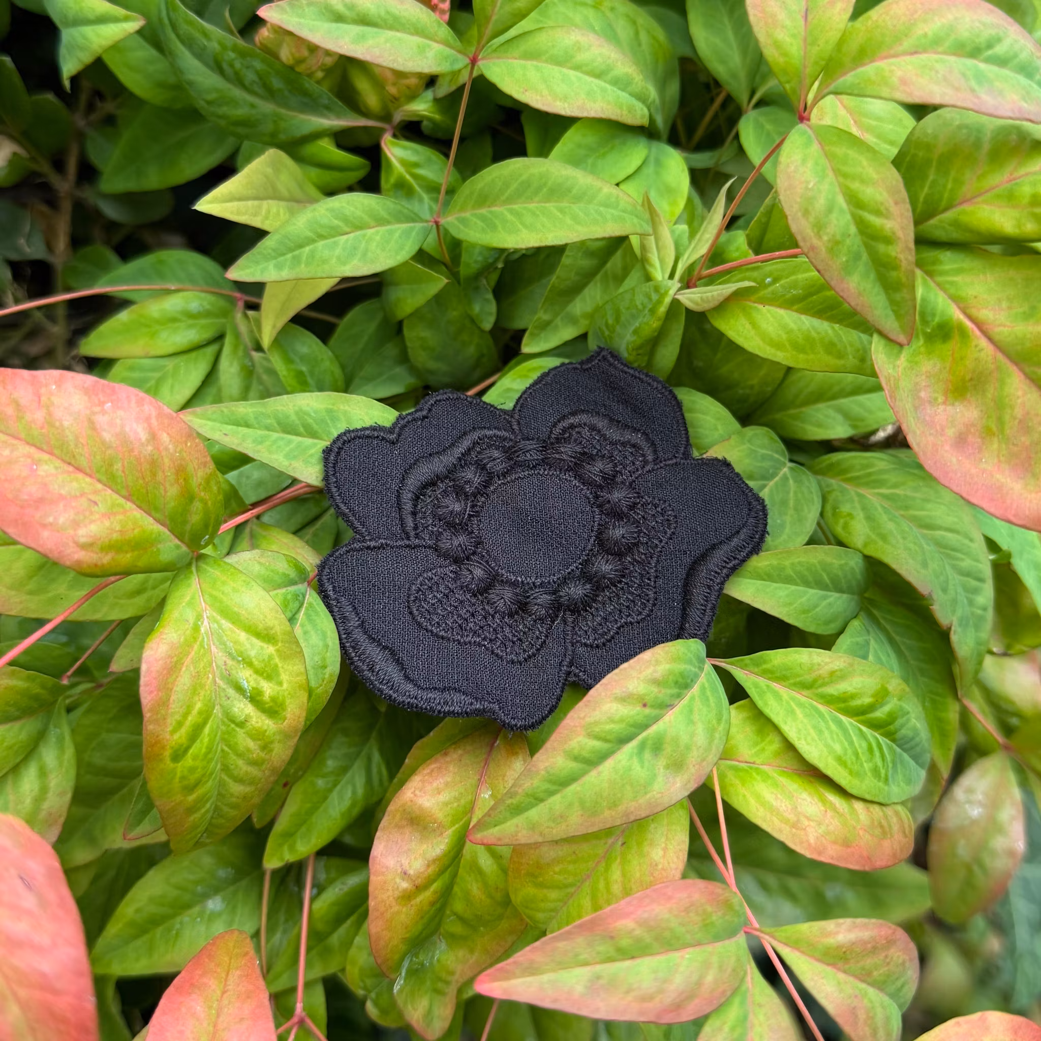 Blomapplikation svart 7cm